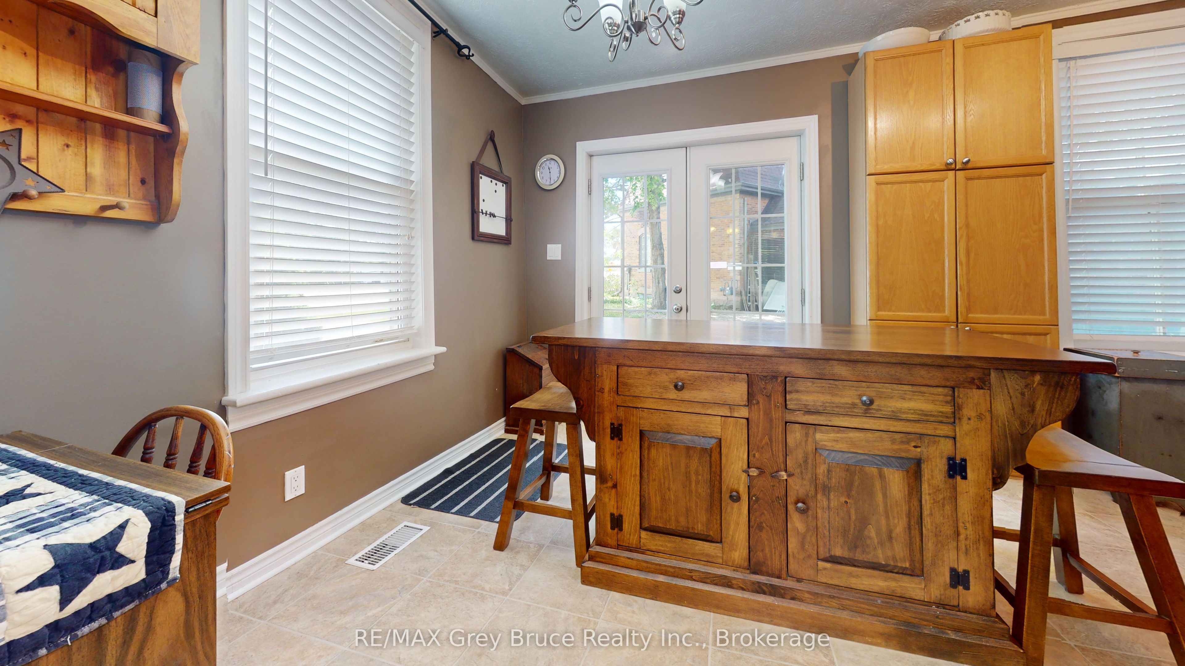 212 Yonge Street S Property Photo 11