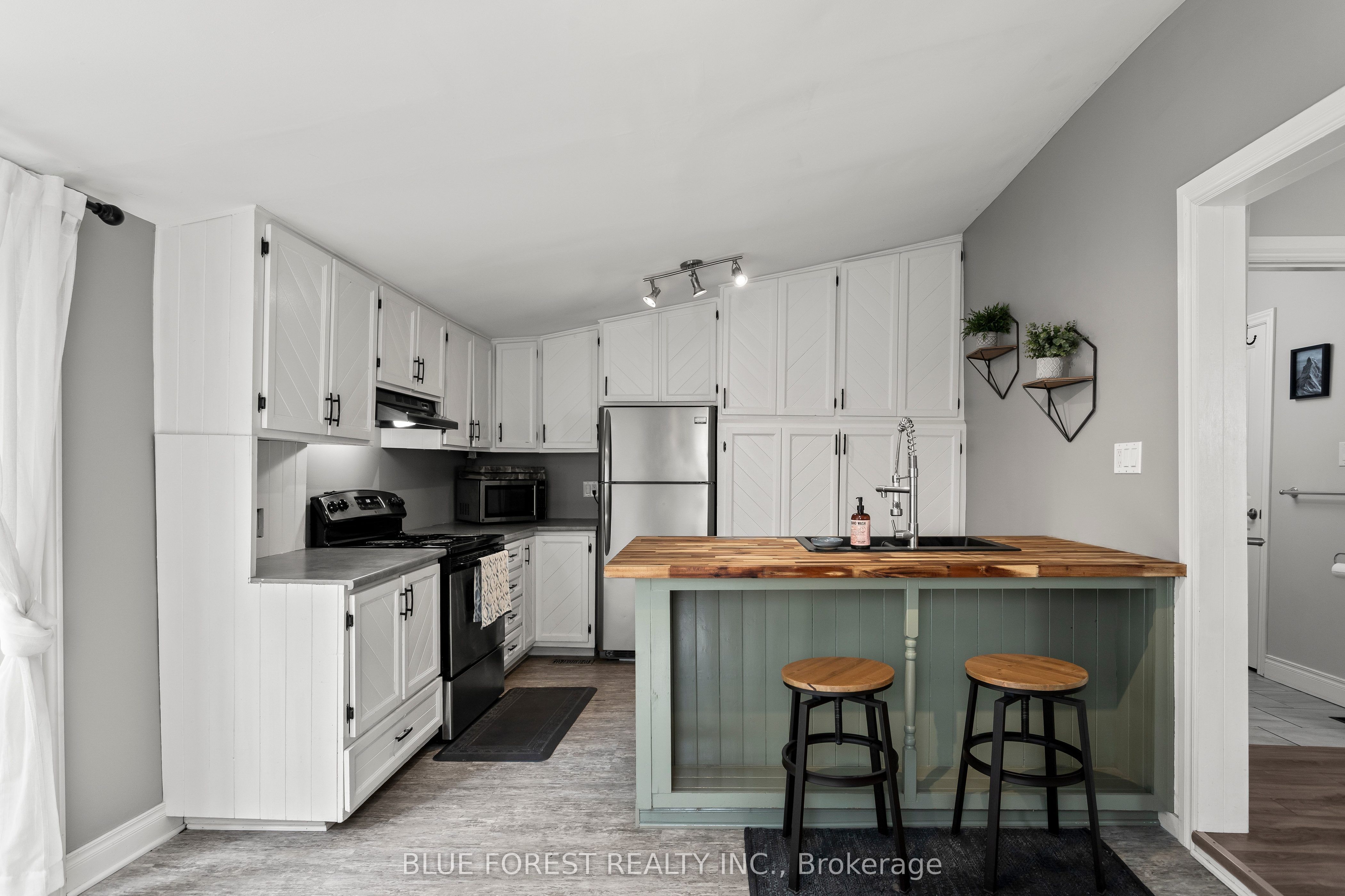 832 Queens Avenue Property Photo 3