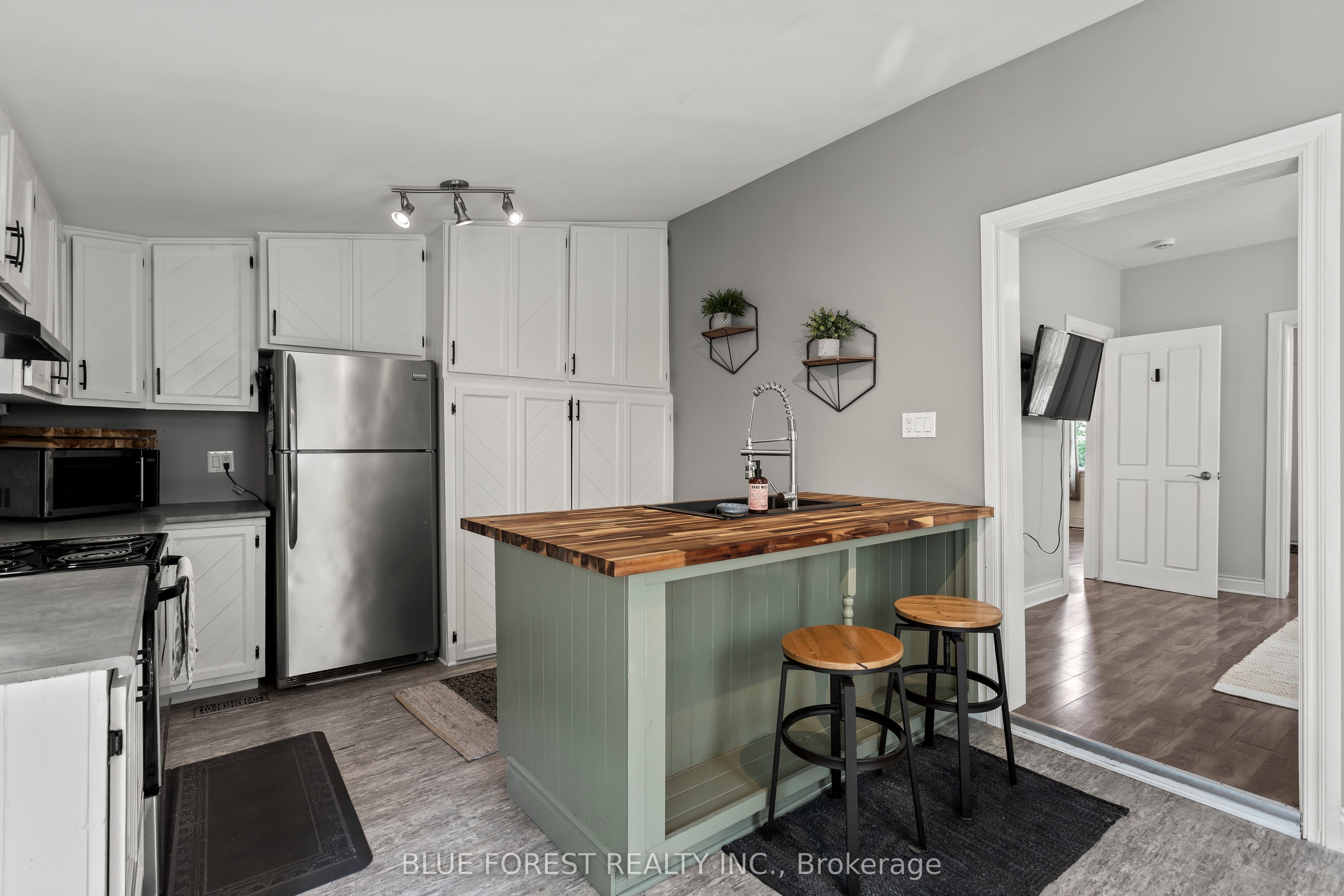 832 Queens Avenue Property Photo 6