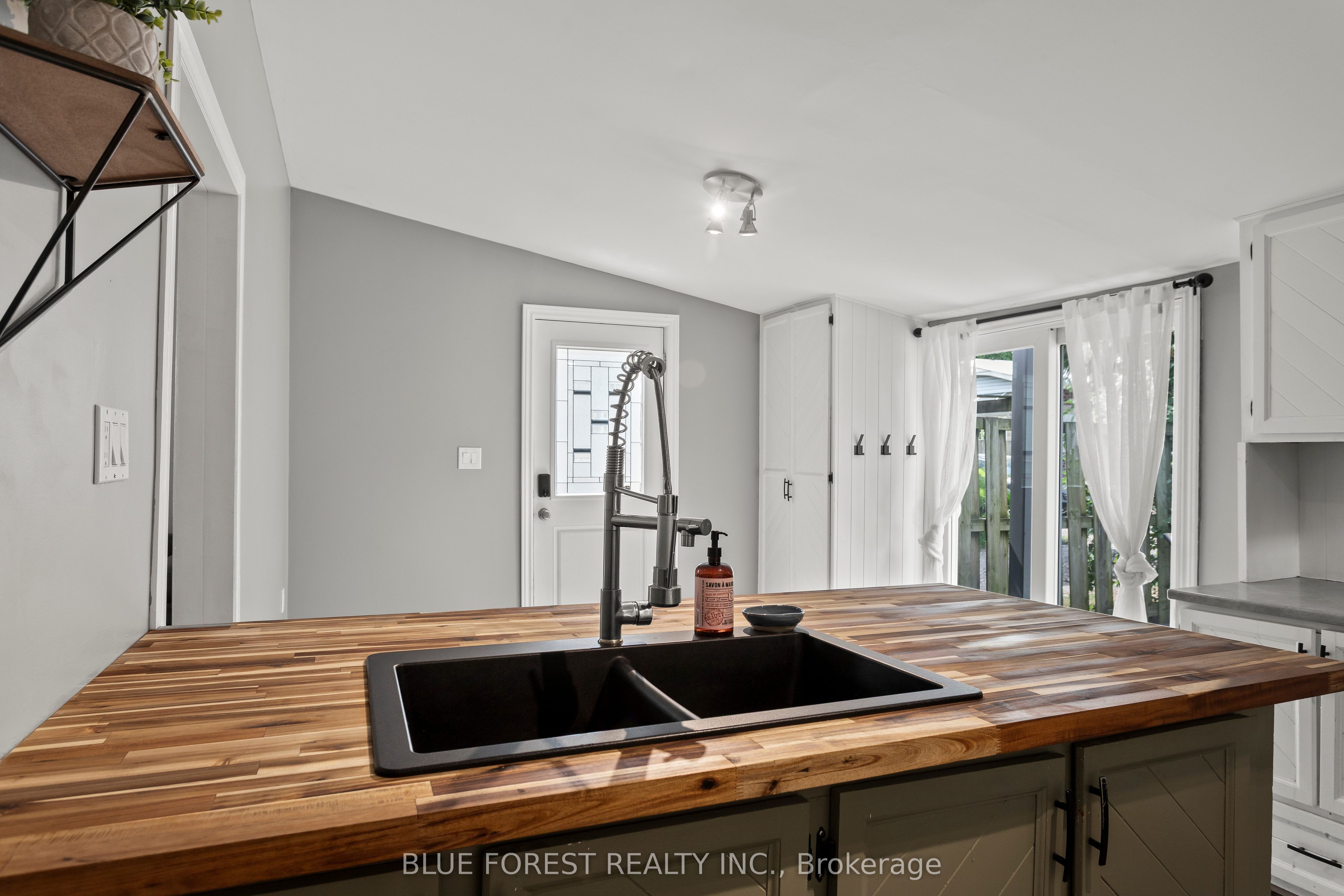 832 Queens Avenue Property Photo 7