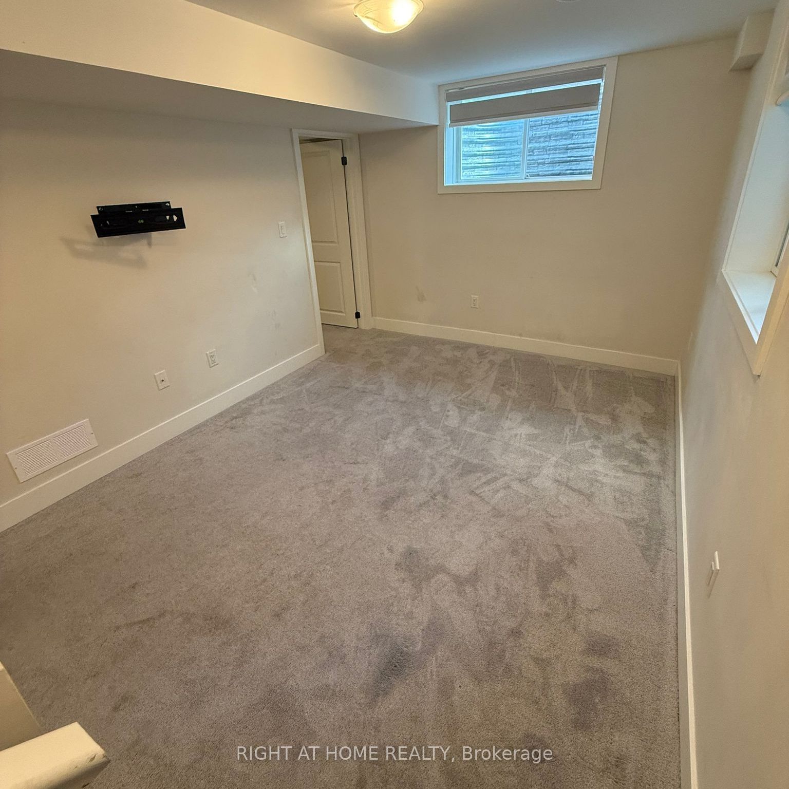 961 Deveron Crescent Property Photo 2