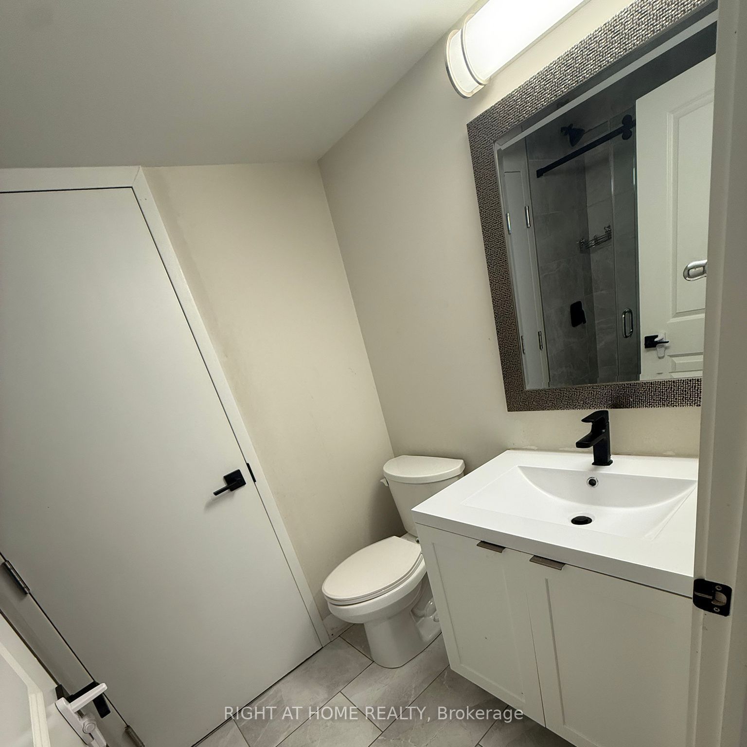 961 Deveron Crescent Property Photo 5