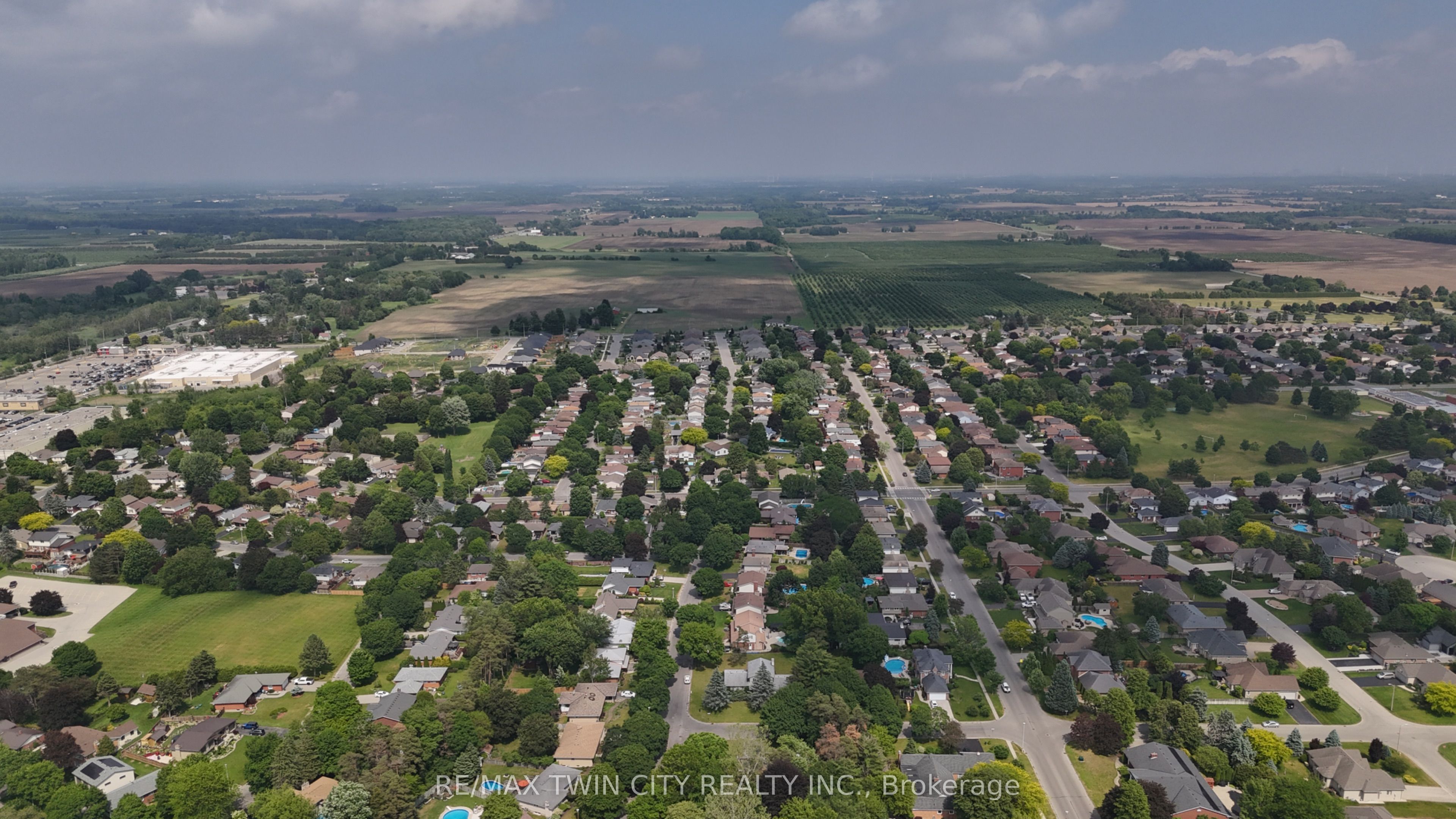 152 Mccall Crescent Property Photo 2