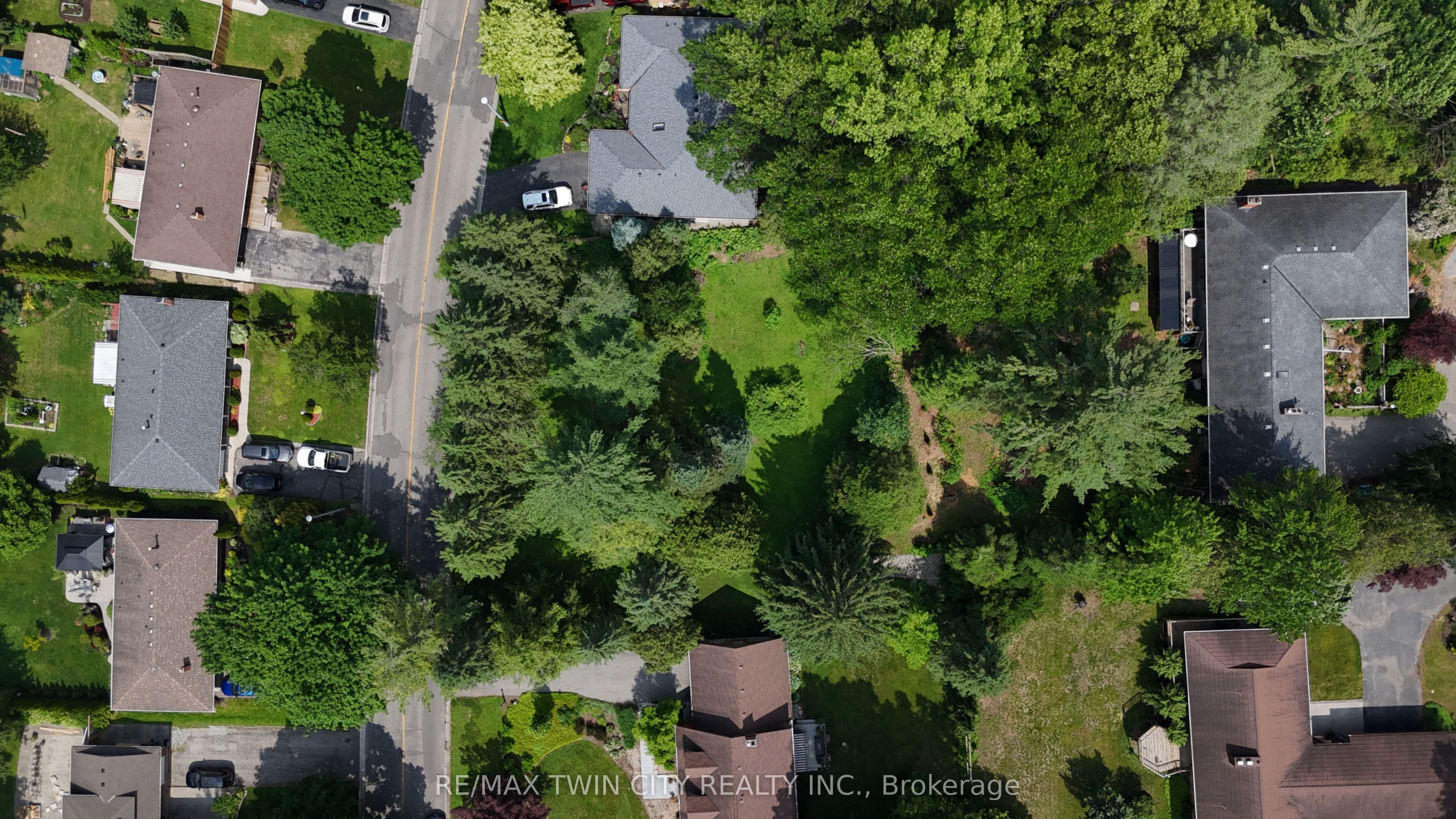 152 Mccall Crescent Property Photo 4