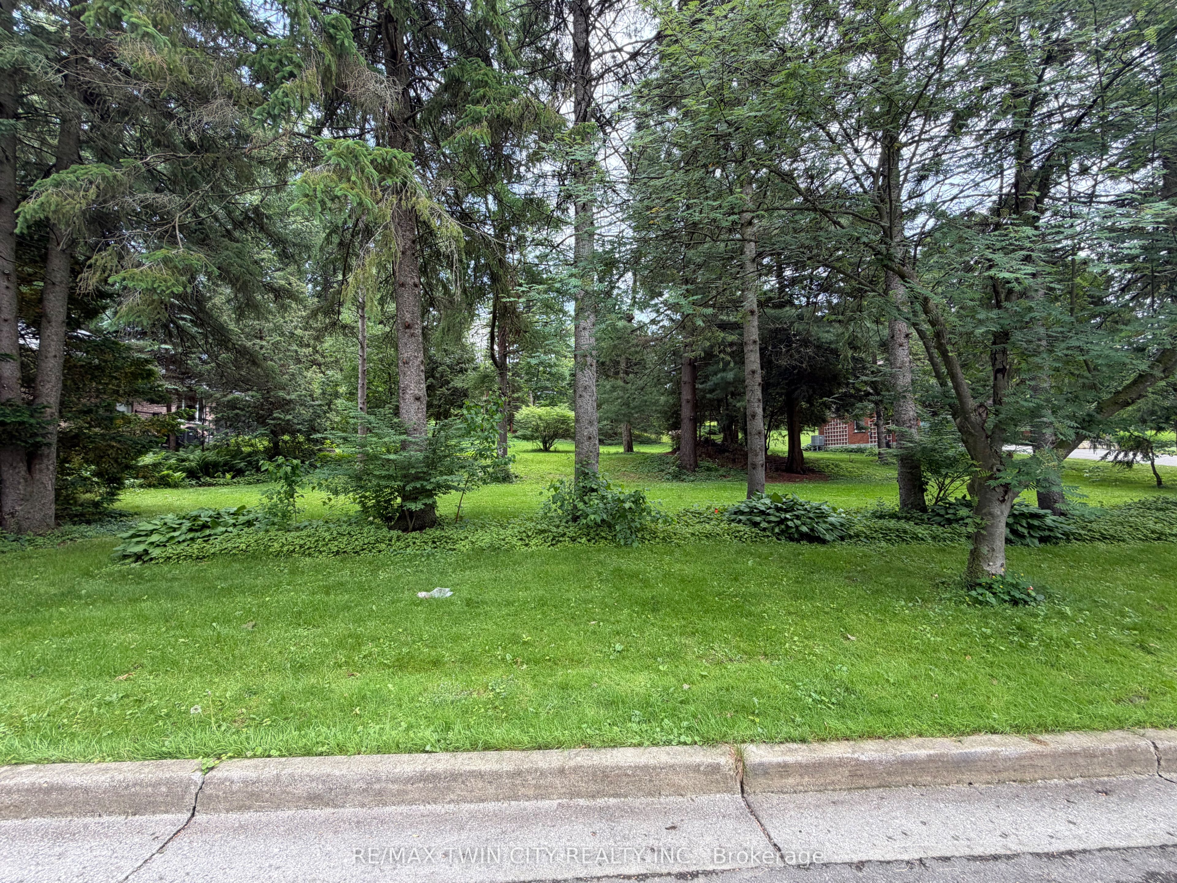 152 Mccall Crescent Property Photo 8