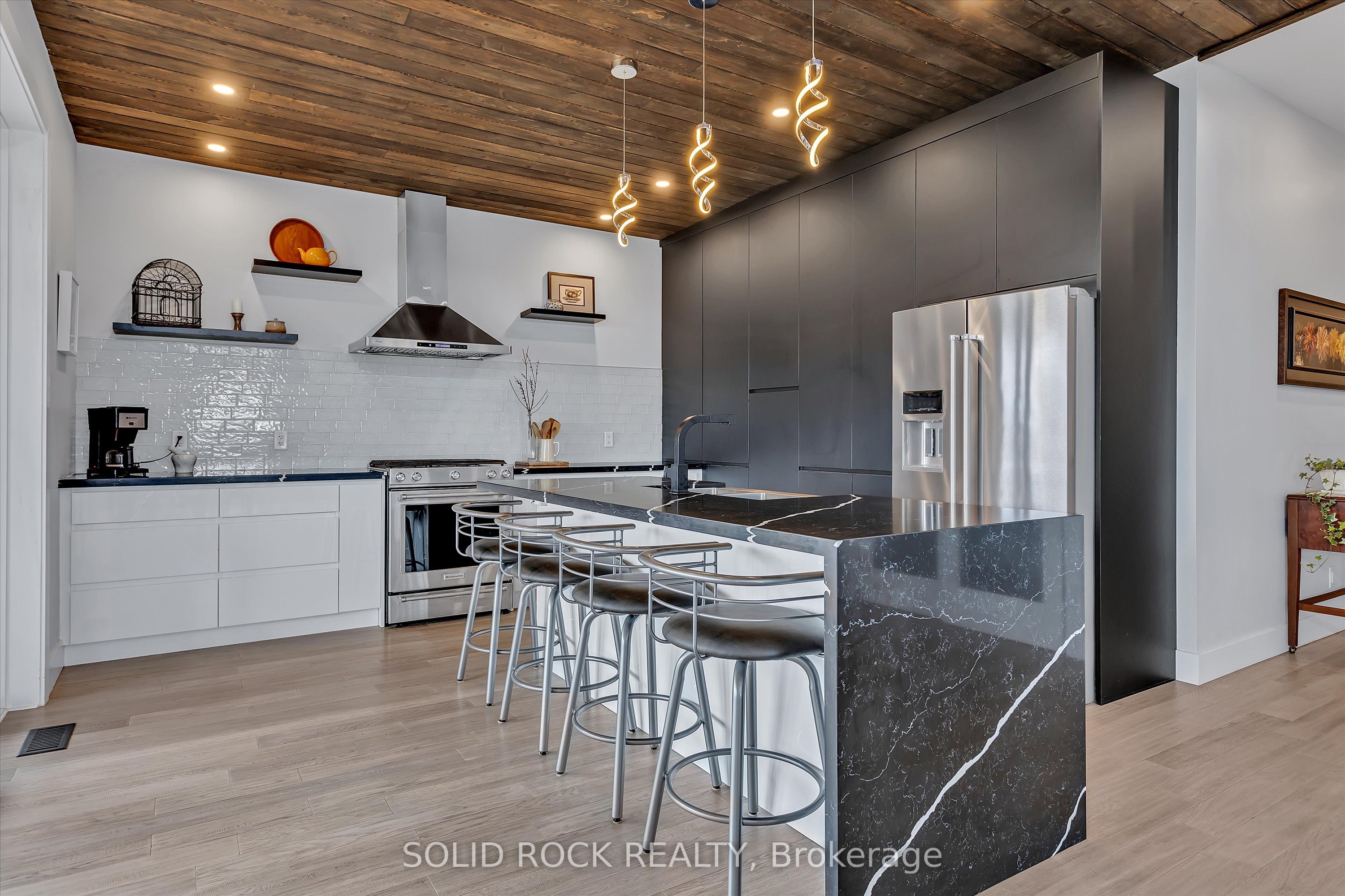 506 Catchmore Road Property Photo 6