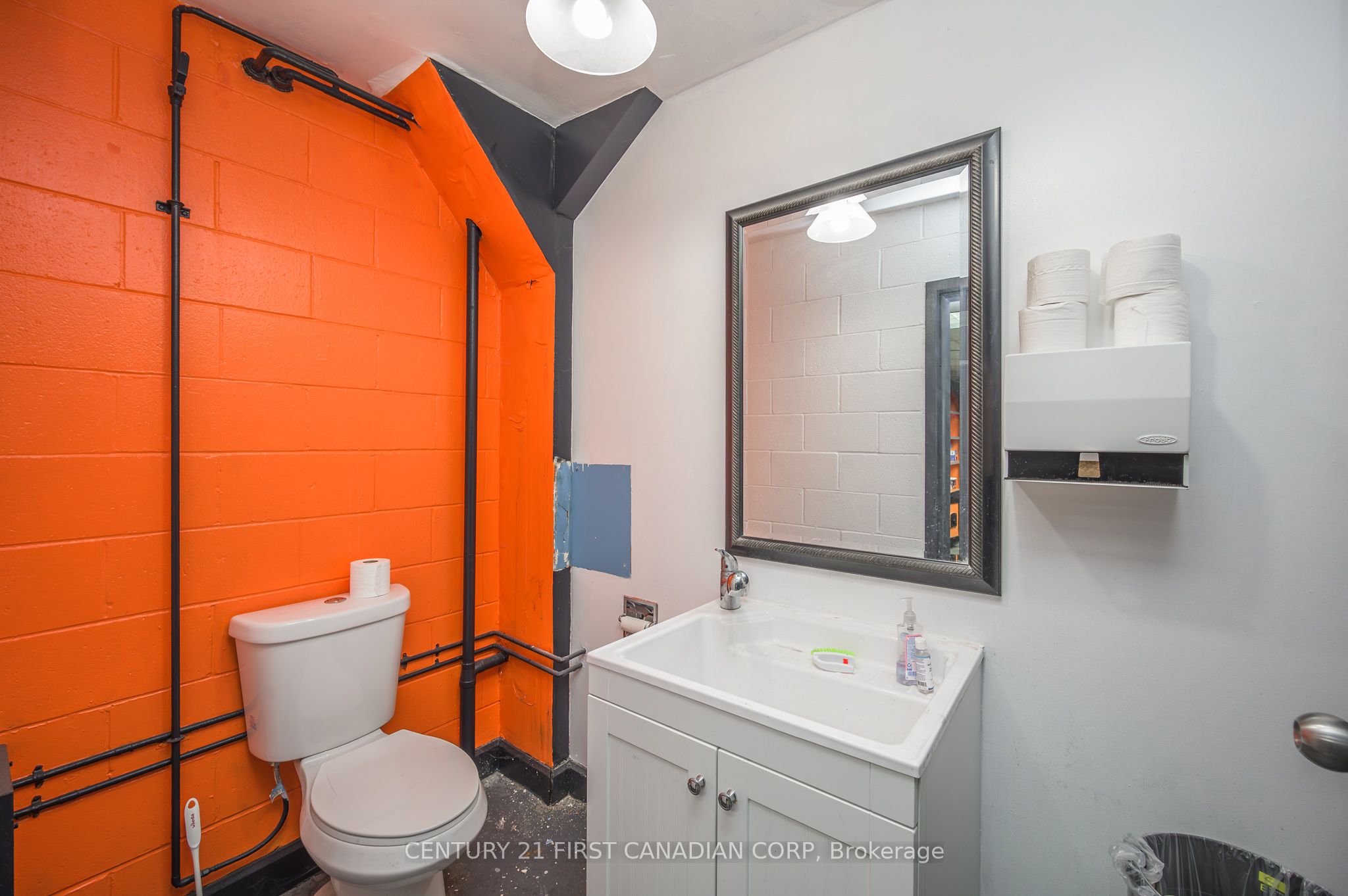 400 Wellington Street N Unit A Property Photo 11