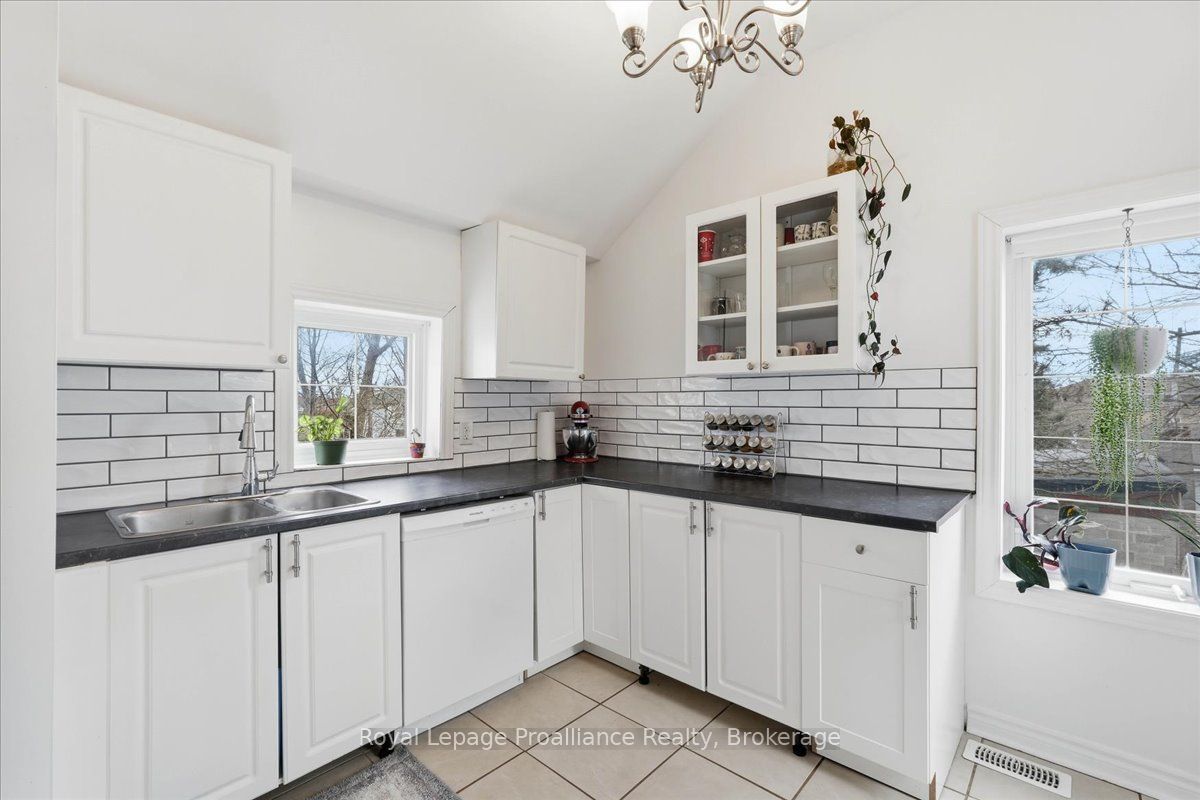 209 Dundas St. E. Property Photo 5