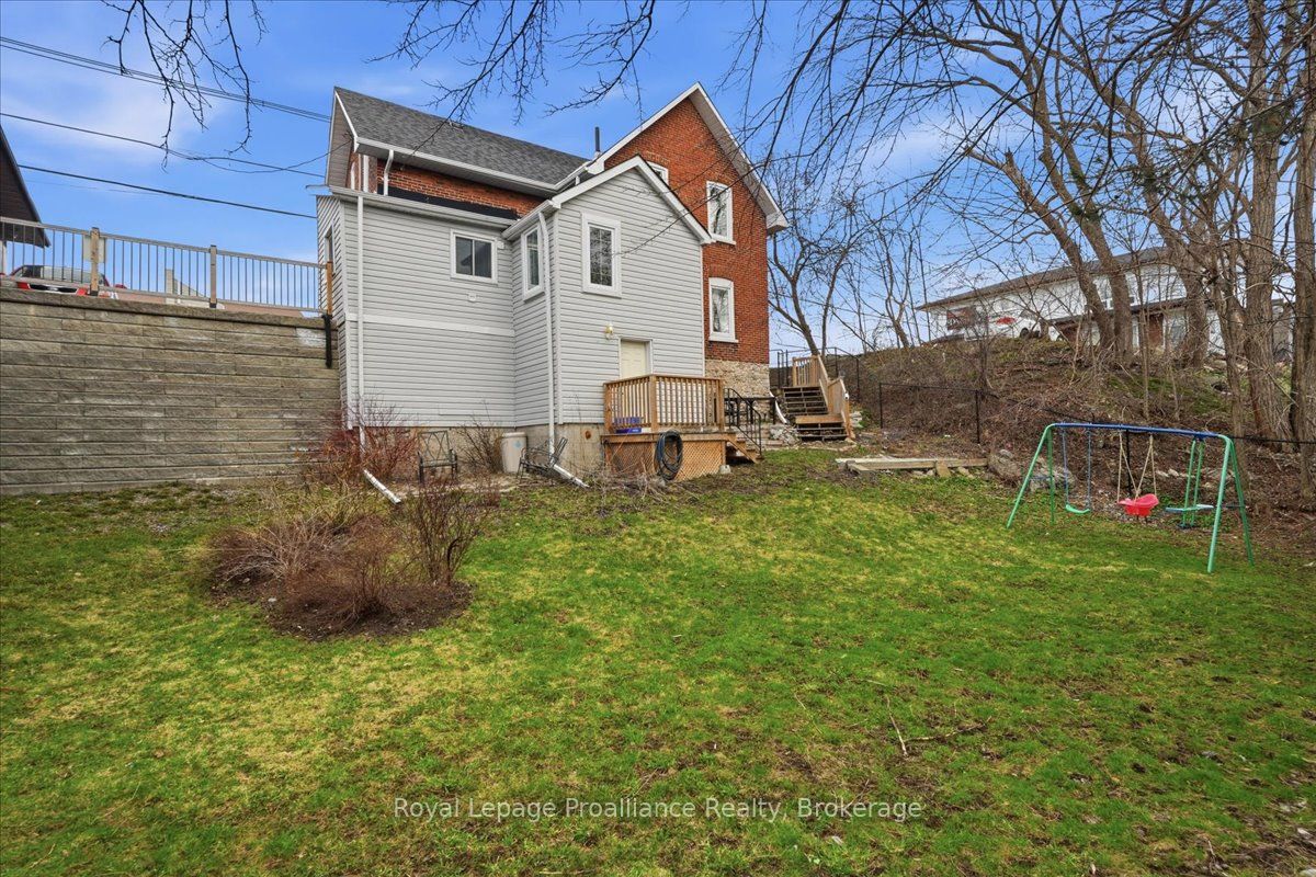 209 Dundas St. E. Property Photo 23
