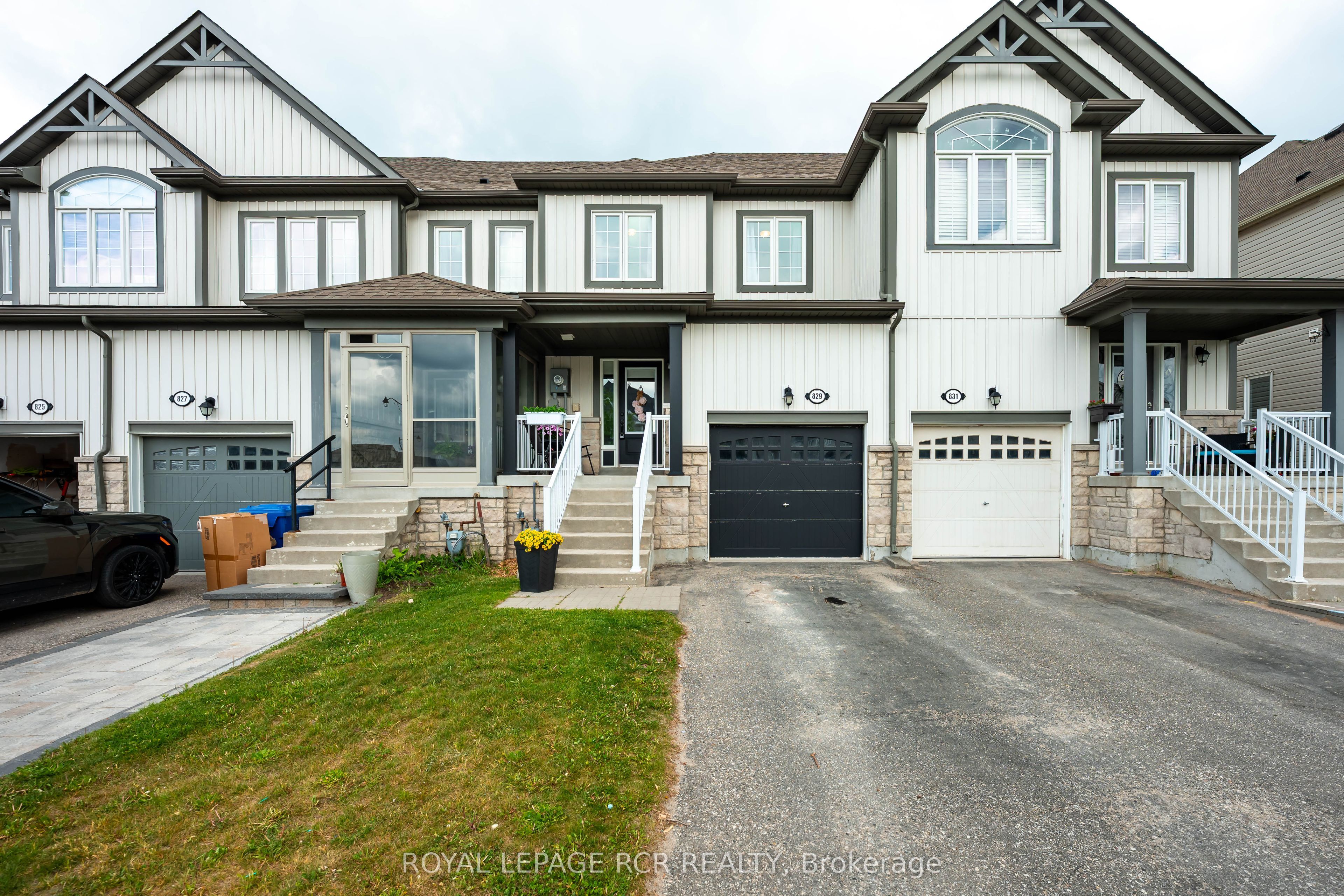 829 Cook Crescent Property Photo 1