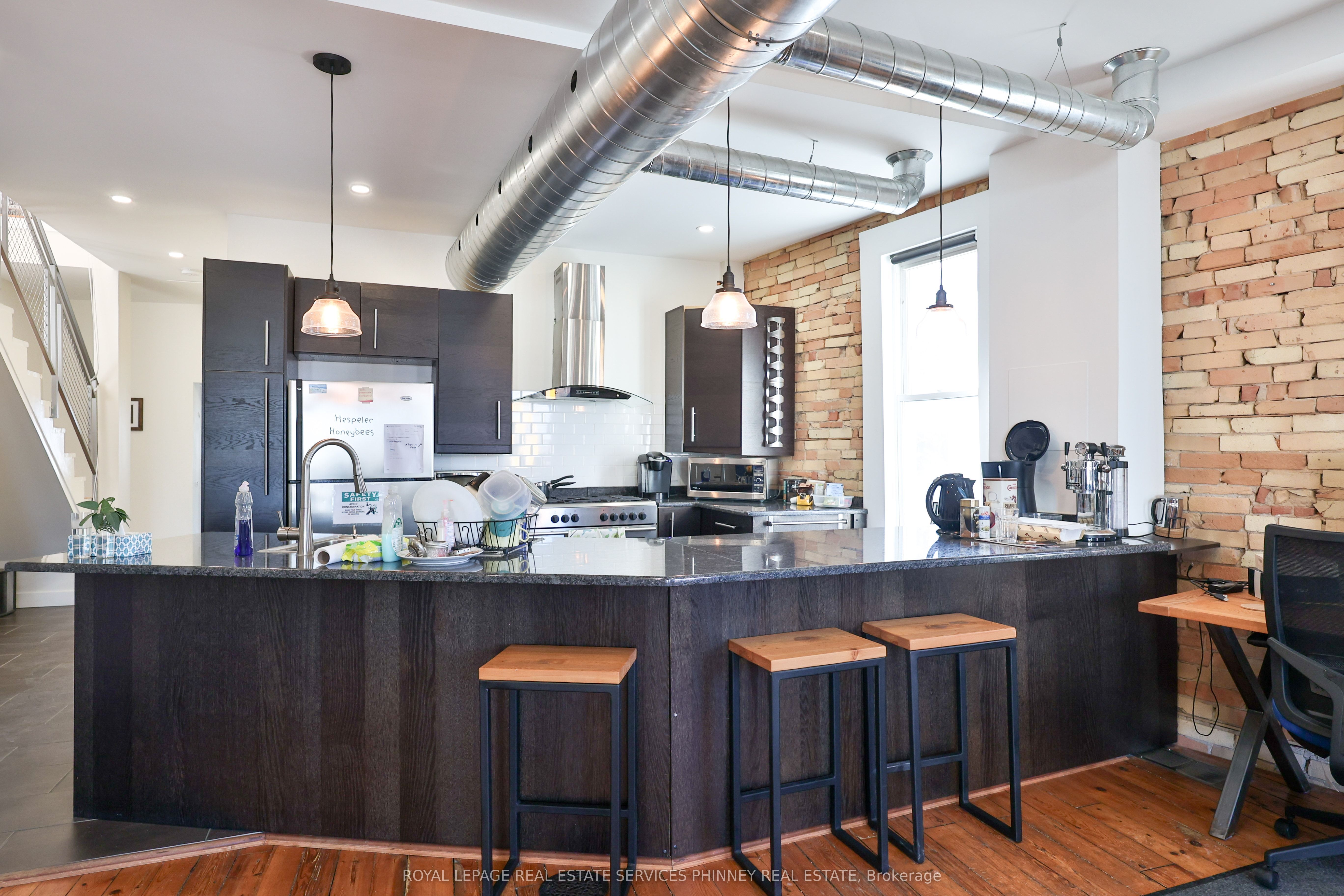 2 Queen Street E Property Photo 12
