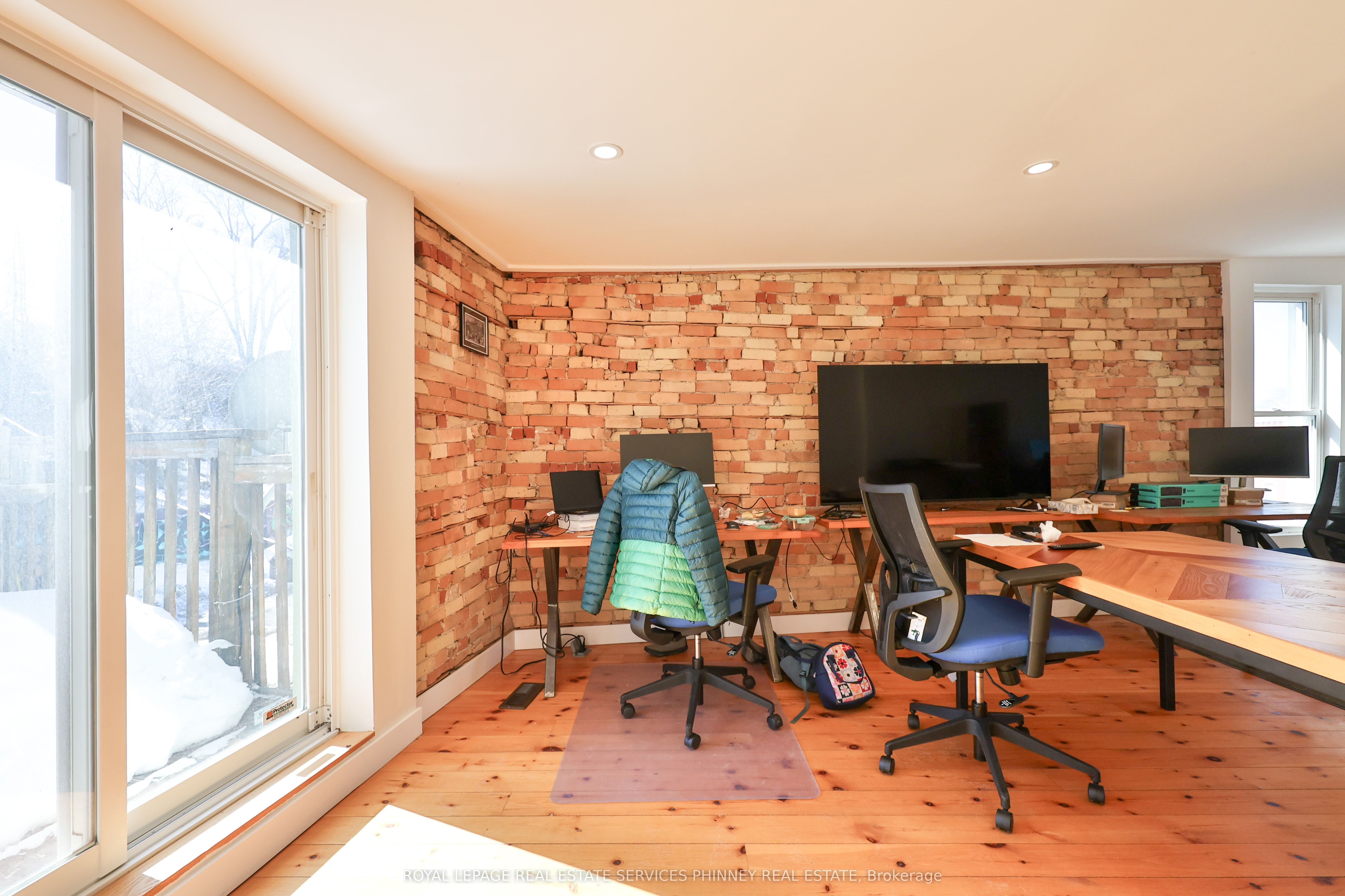 2 Queen Street E Property Photo 21