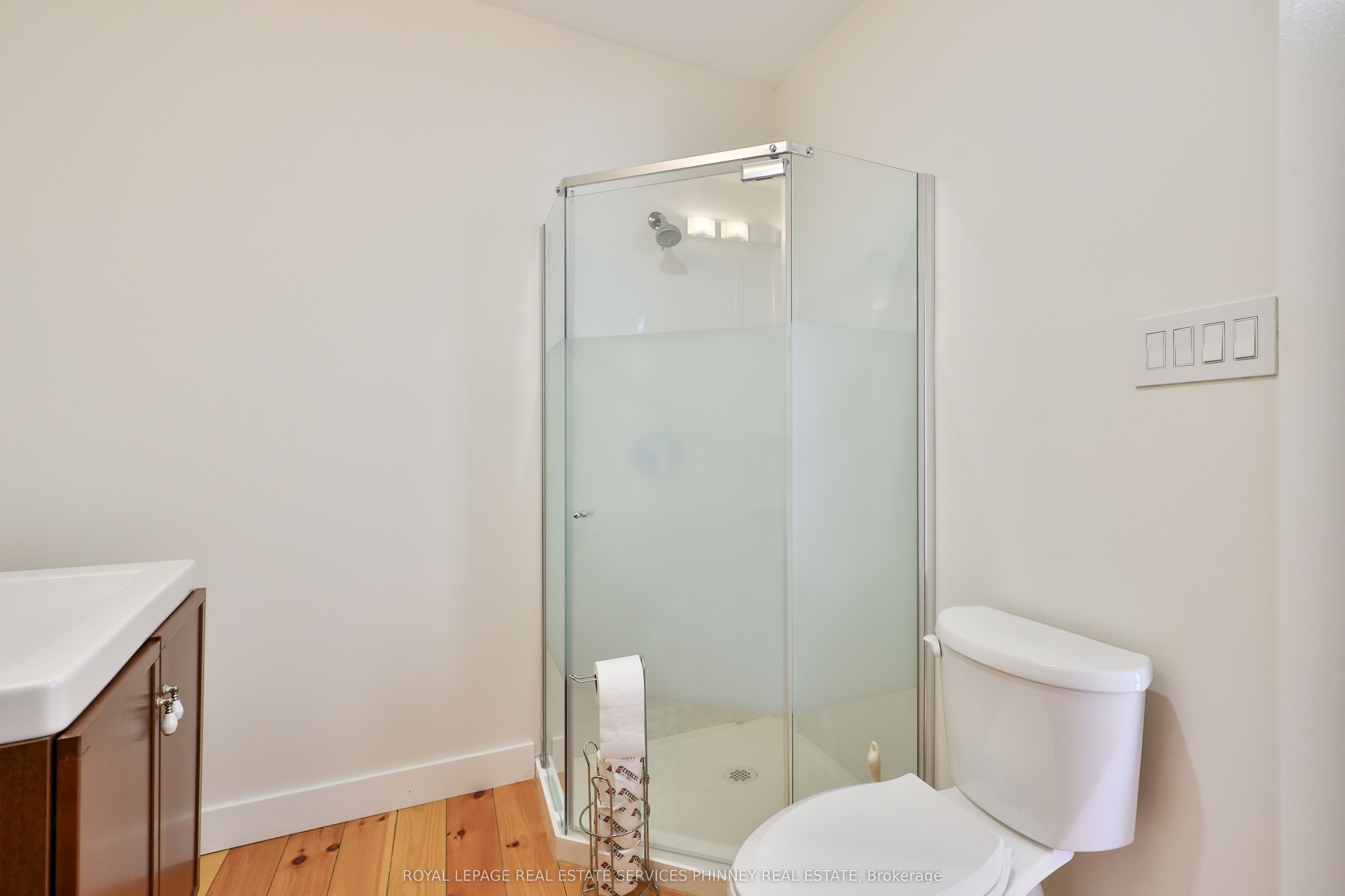 2 Queen Street E Property Photo 27