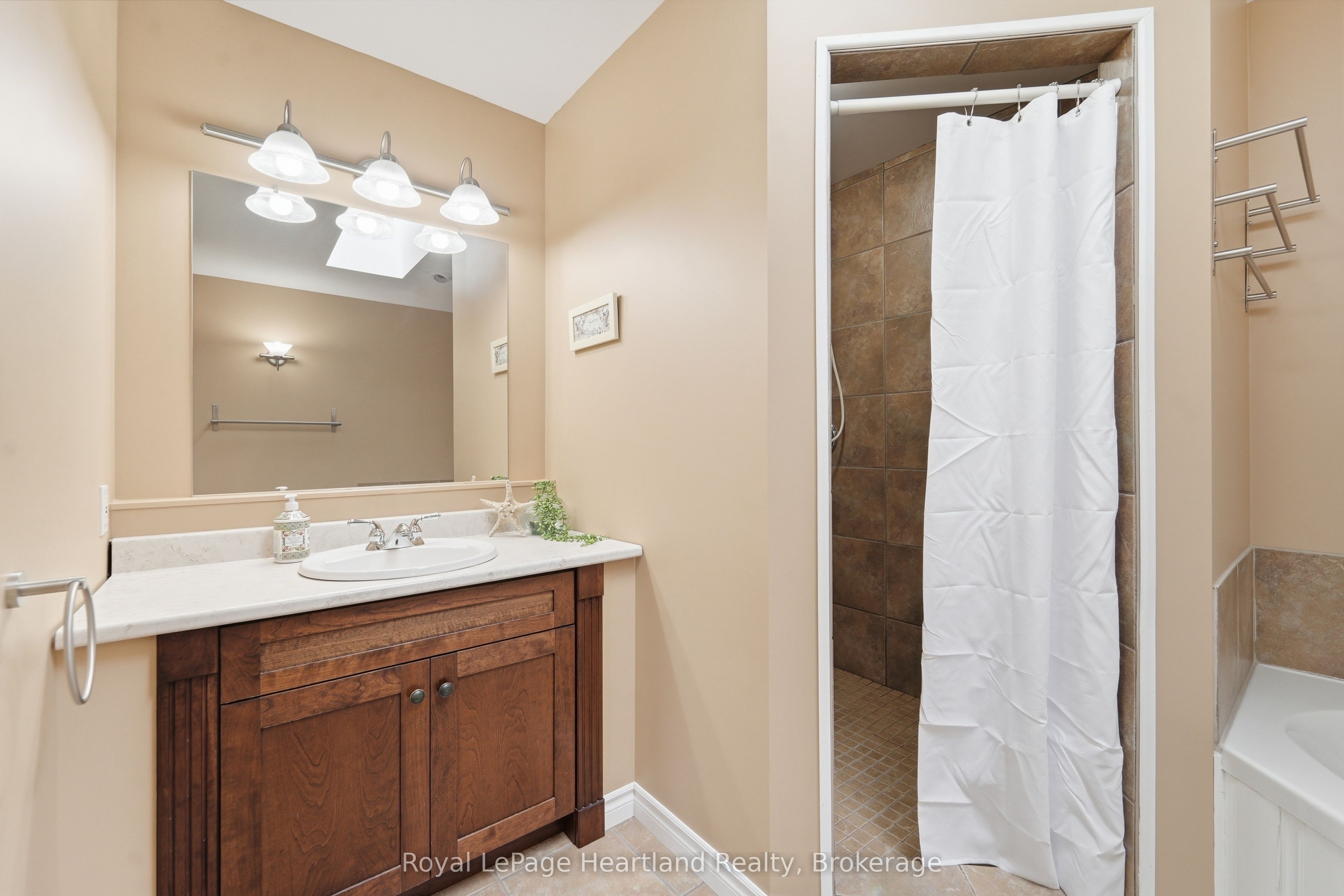 35095 Old River Road N Property Photo 23