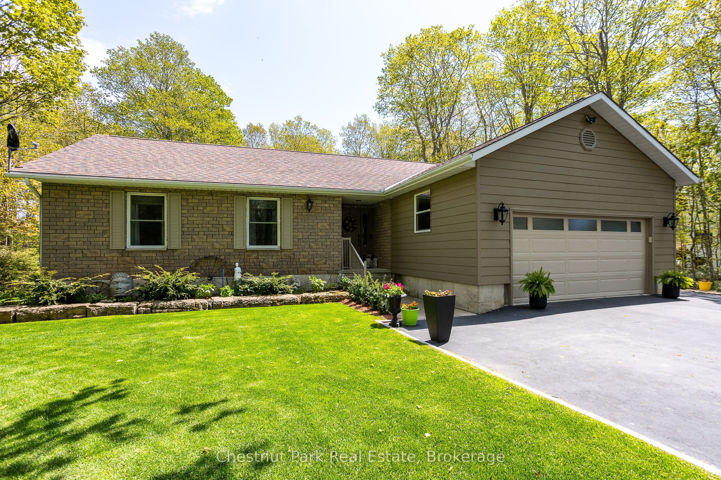 64 Maple Golf Crescent Property Photo 1