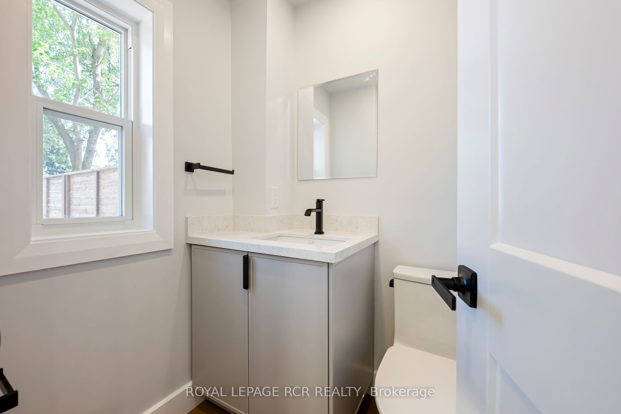 402 Main Street E Property Photo 14