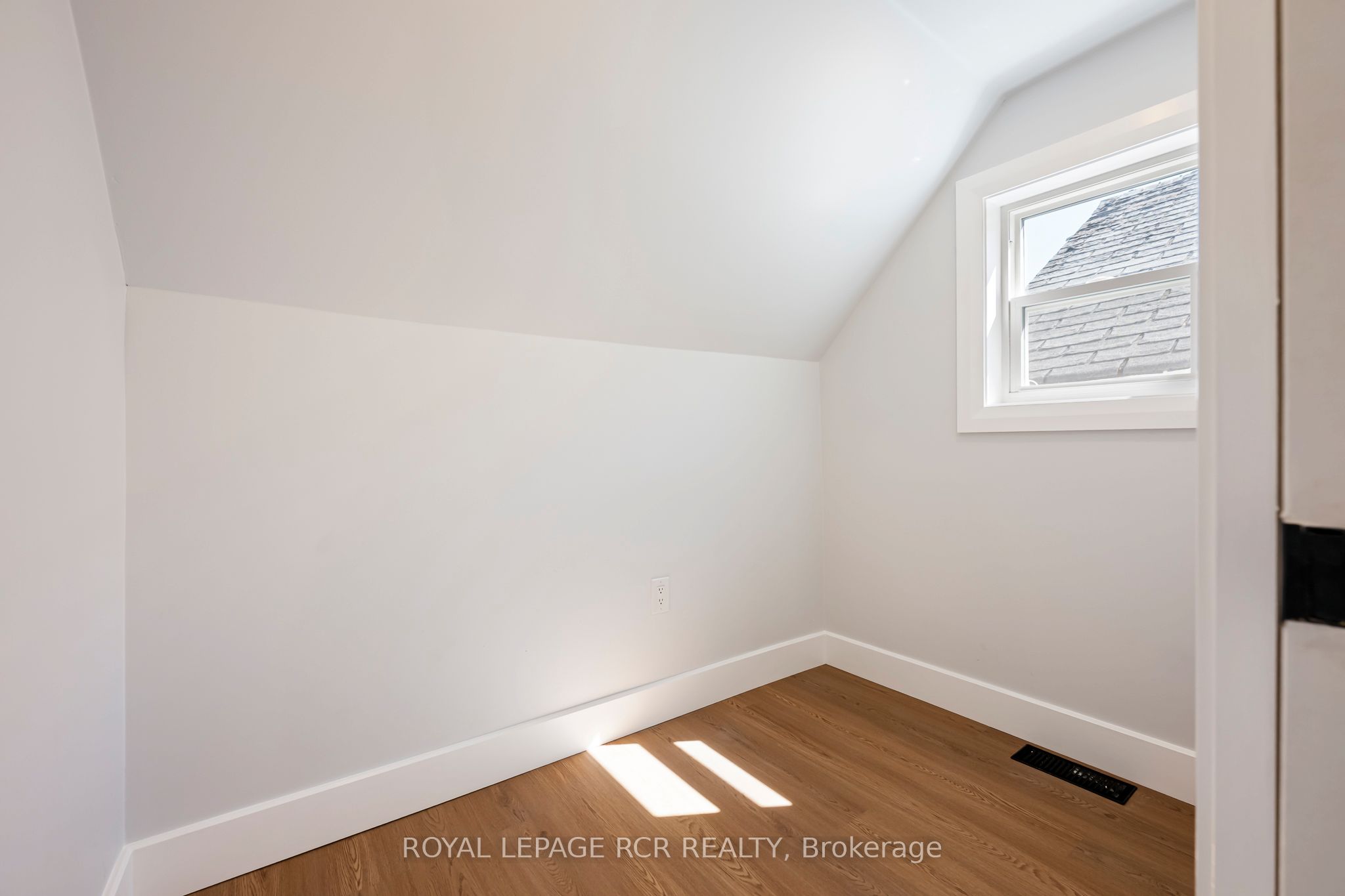 402 Main Street E Property Photo 25