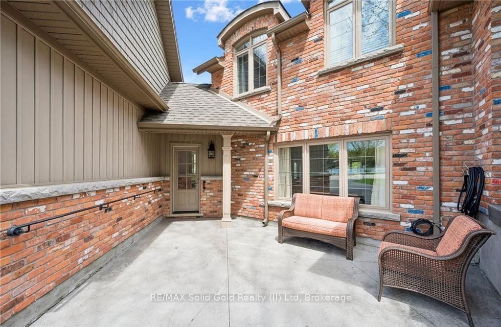 2073 Maplewood Road Property Photo 4
