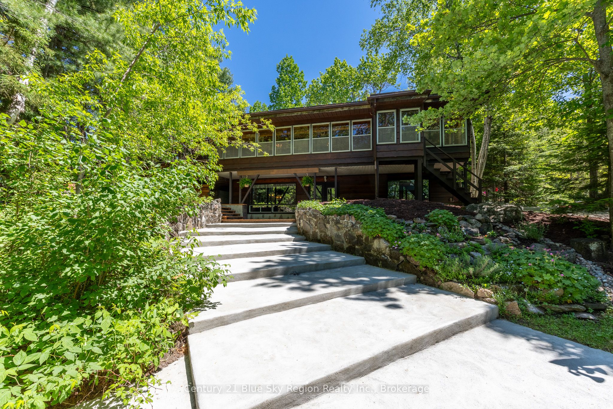 370 Highway 17 E