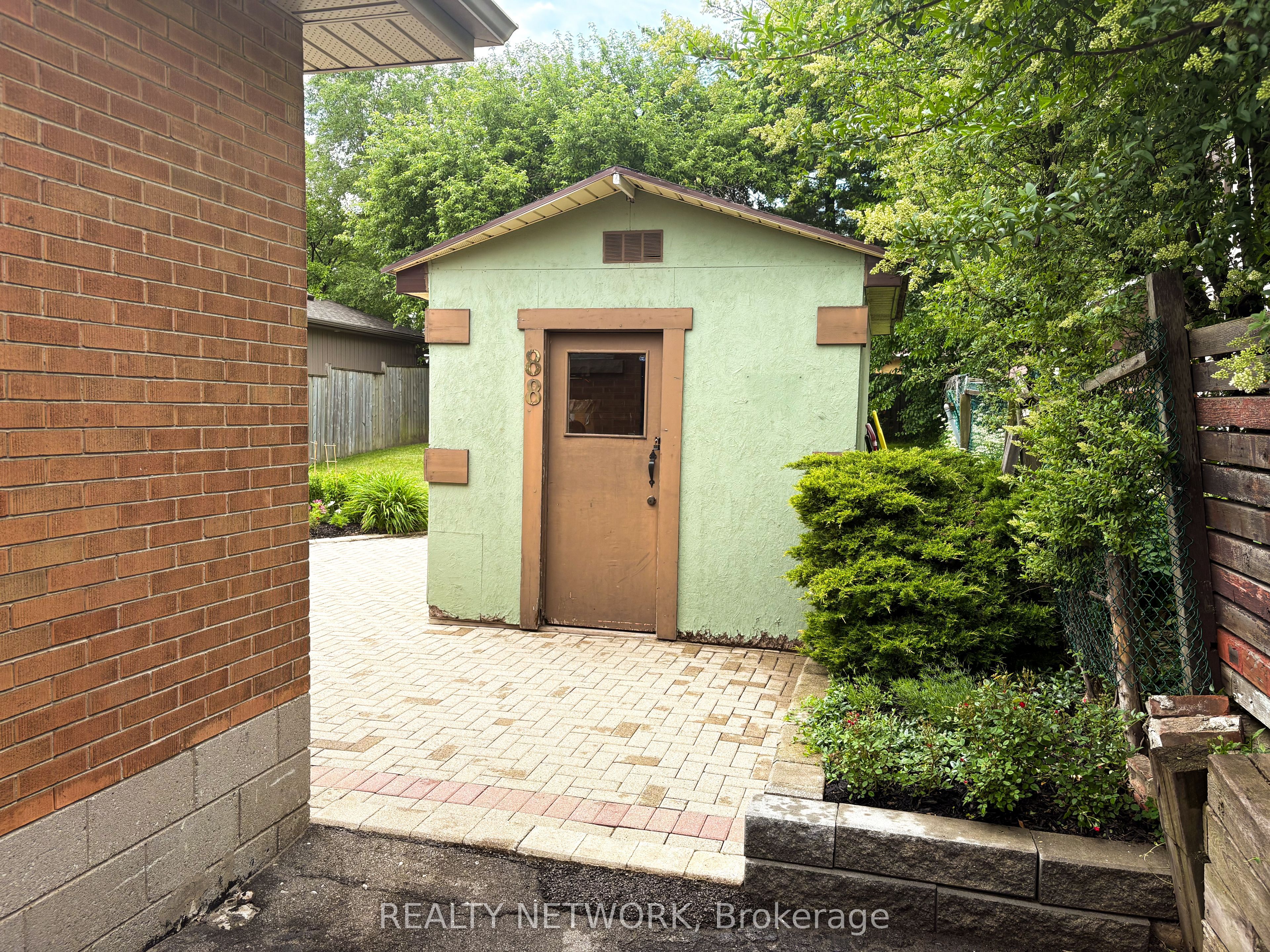 652 Upper Wentworth Street Property Photo 13