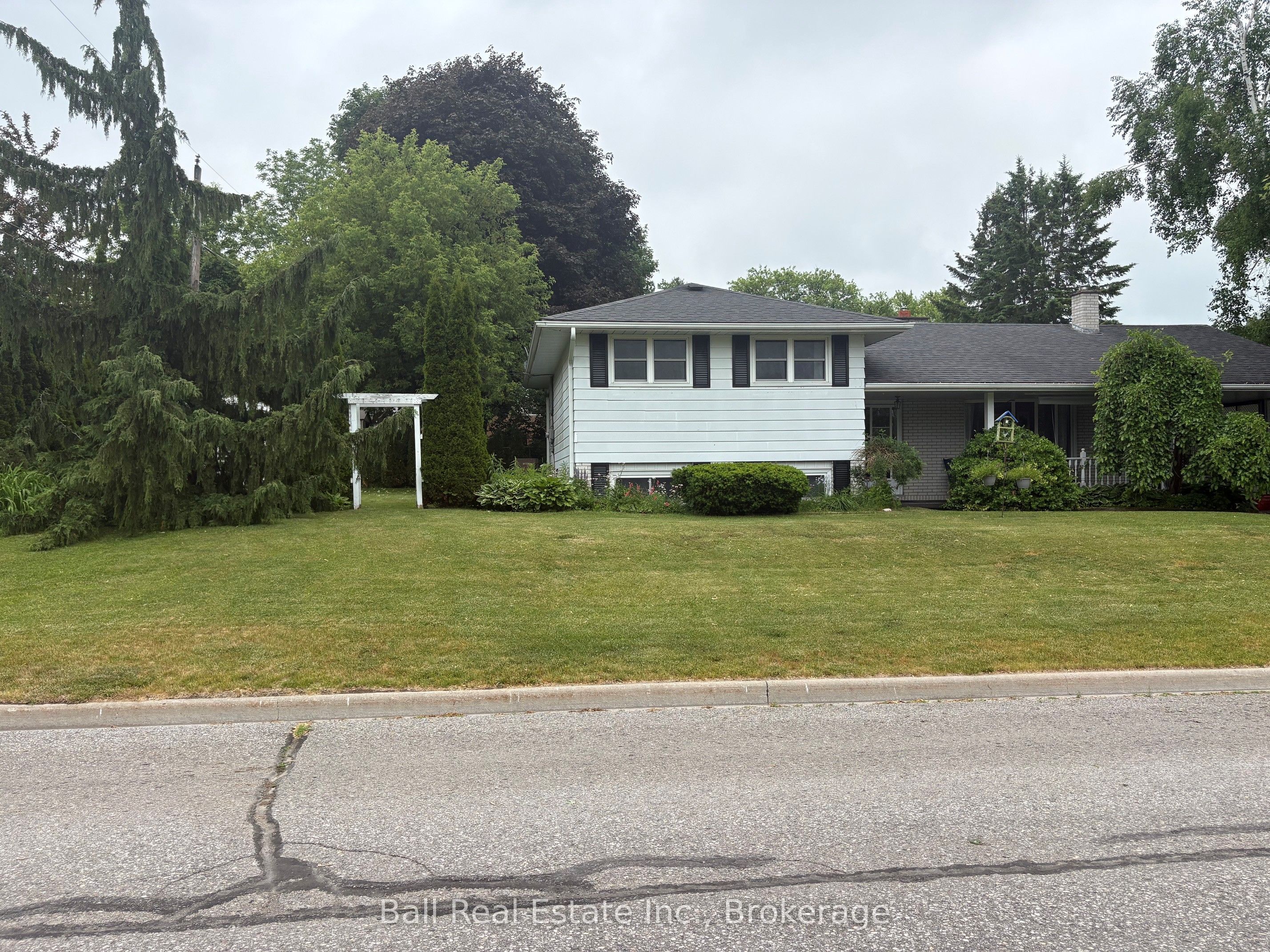 220 Ireton Street Property Photo 1
