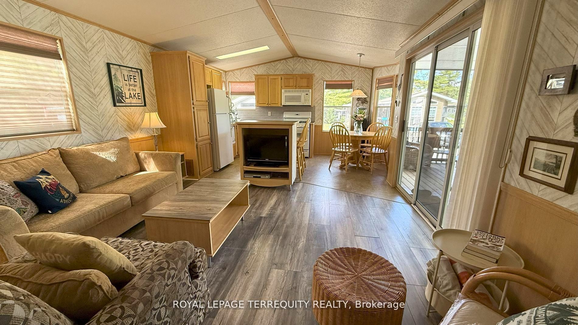 328 Rockview Property Photo 7