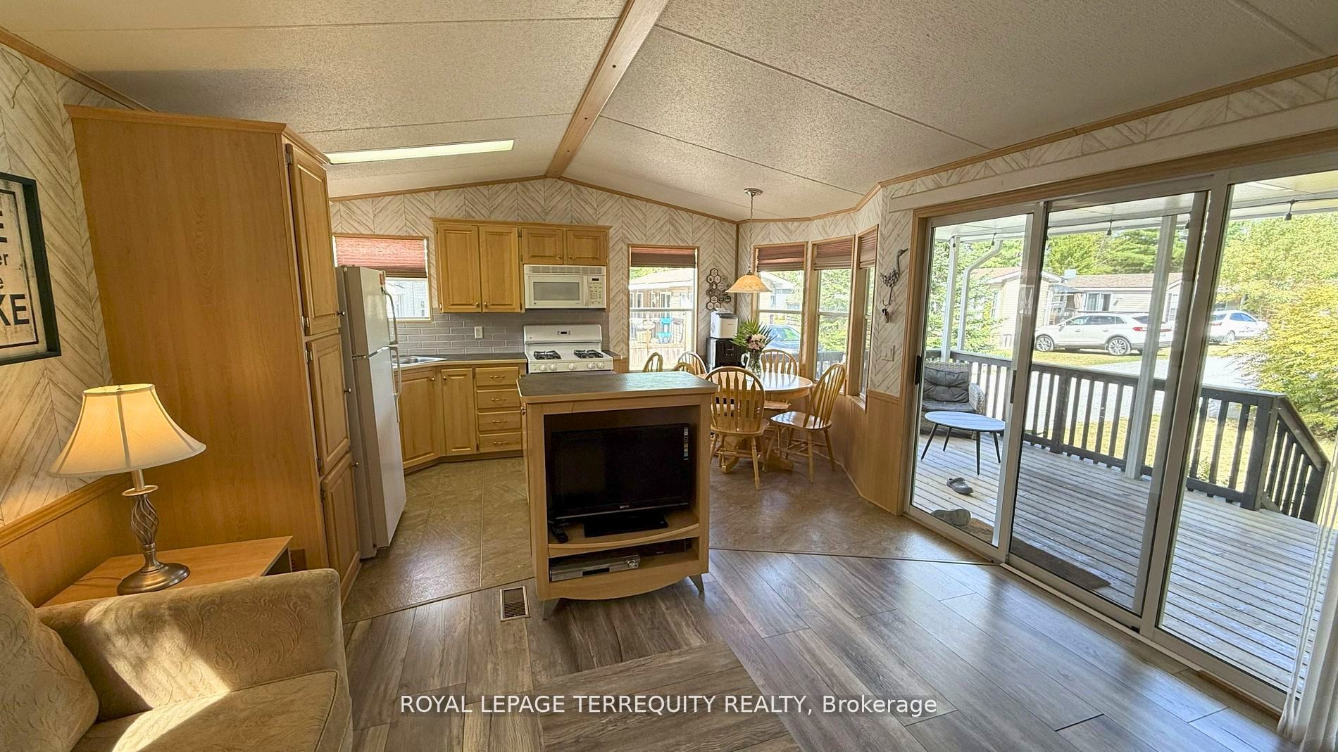 328 Rockview Property Photo 8
