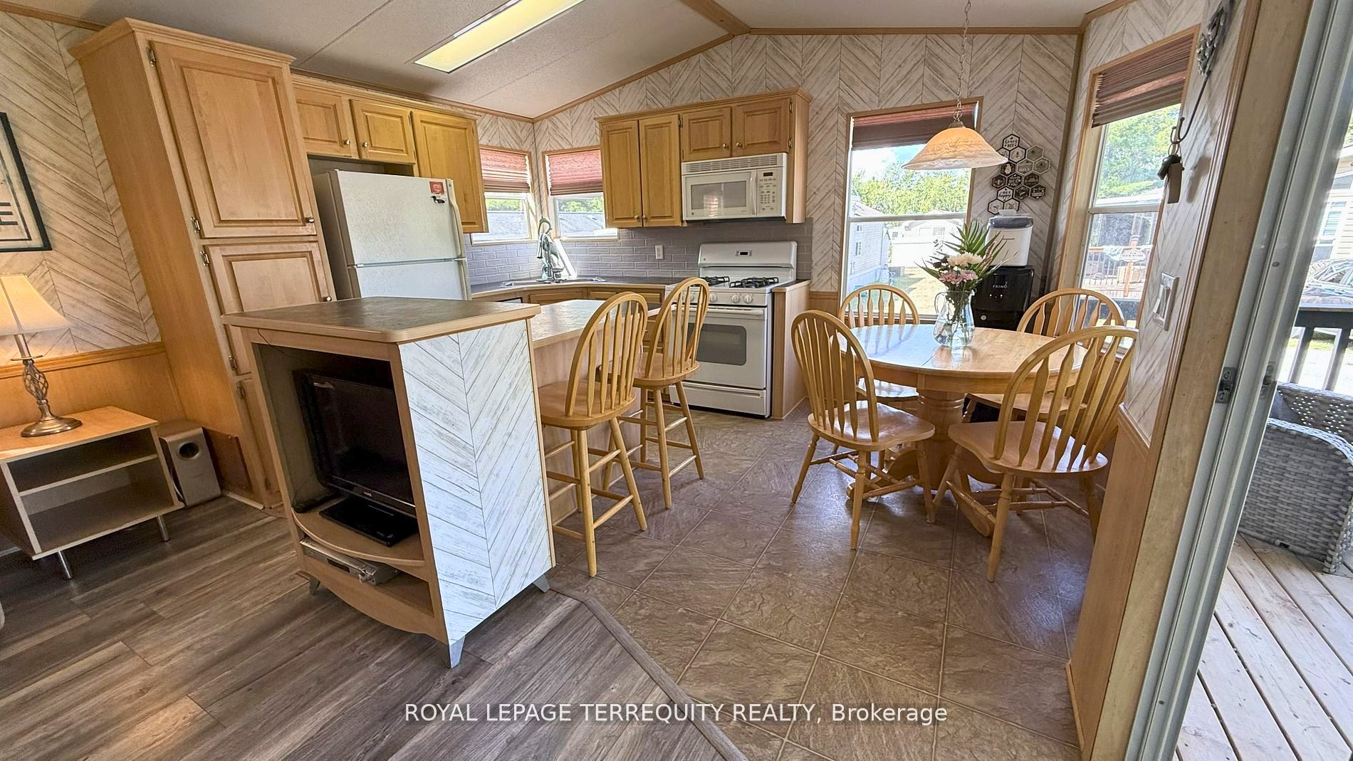 328 Rockview Property Photo 13
