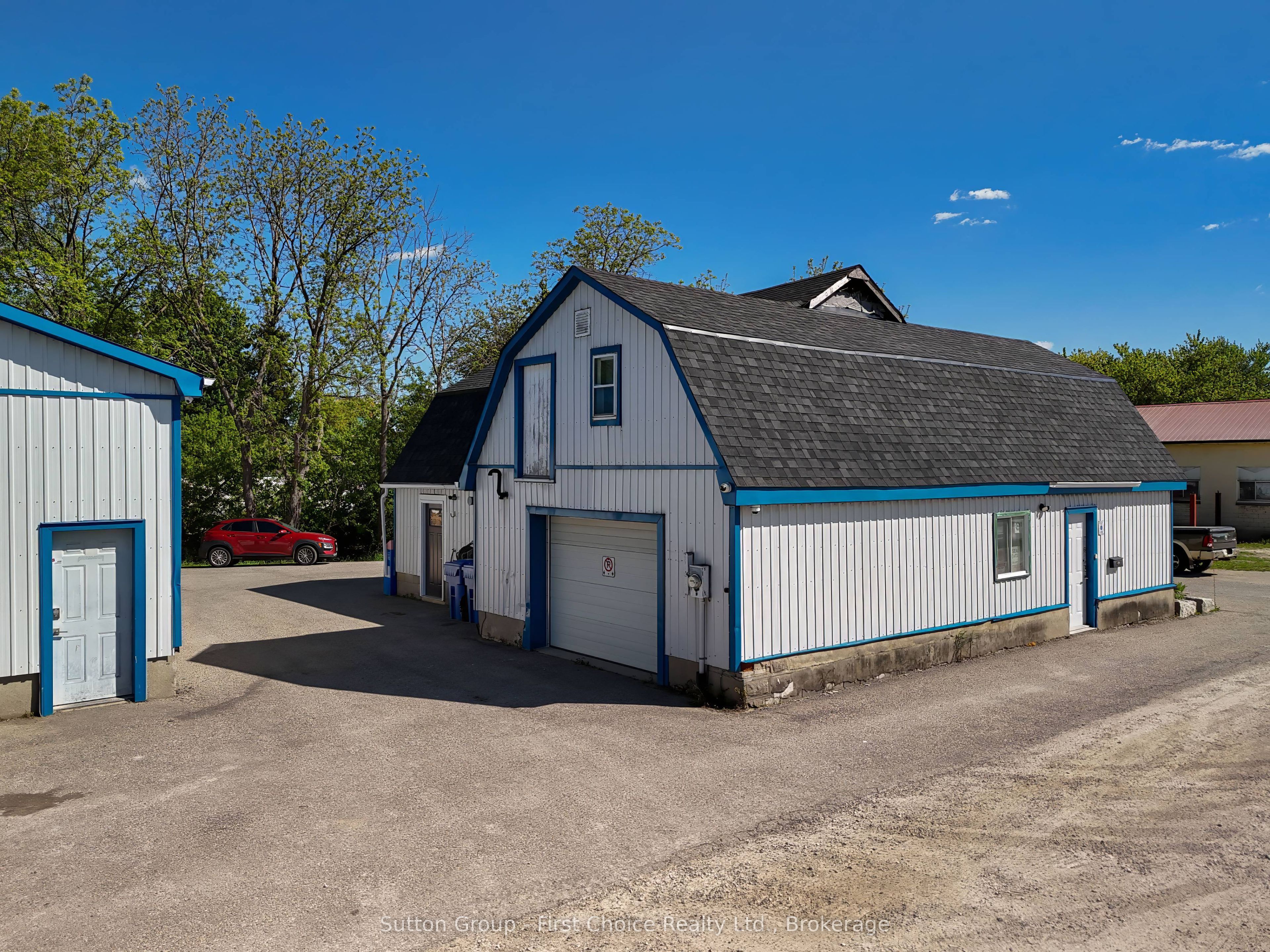 77 Whyte Avenue Property Photo 2