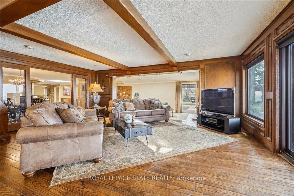 7 Lakegate Drive Property Photo 14