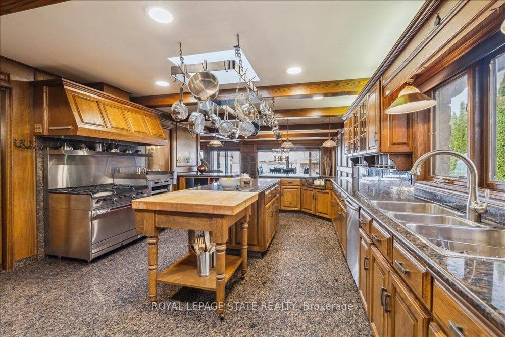 7 Lakegate Drive Property Photo 19
