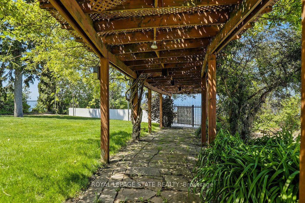 7 Lakegate Drive Property Photo 43