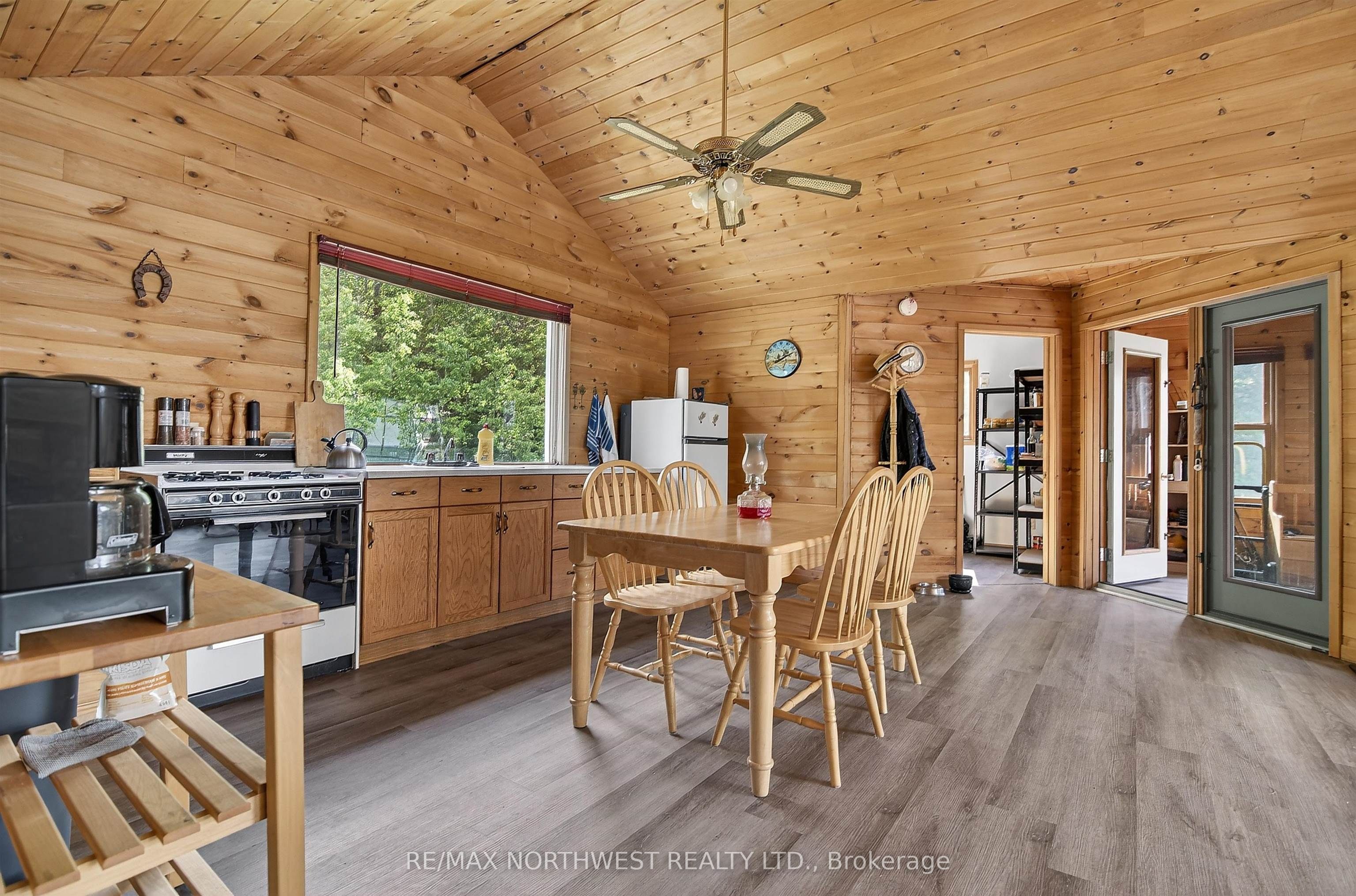 2747 Moore Bay Property Photo 4