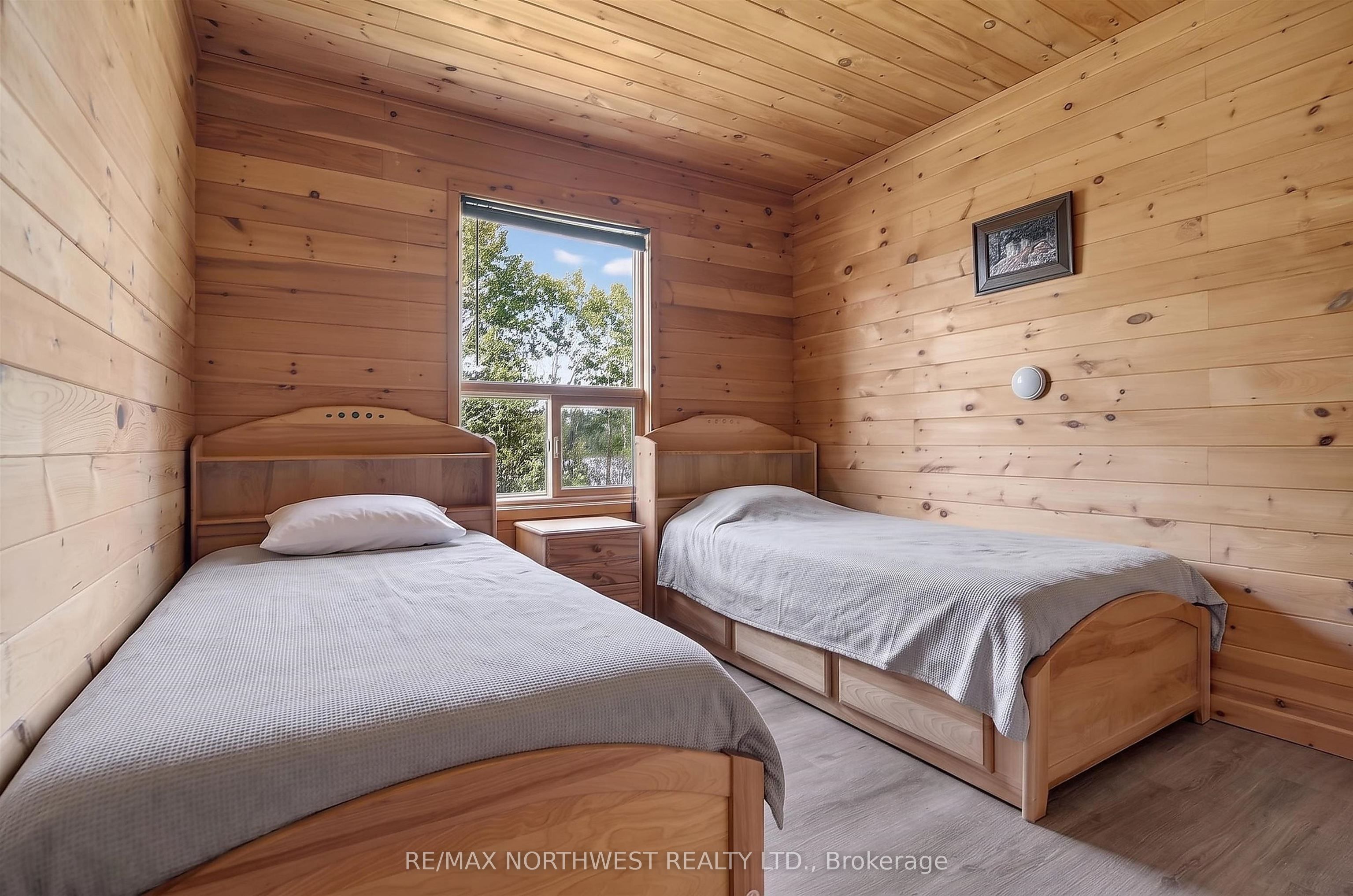 2747 Moore Bay Property Photo 12