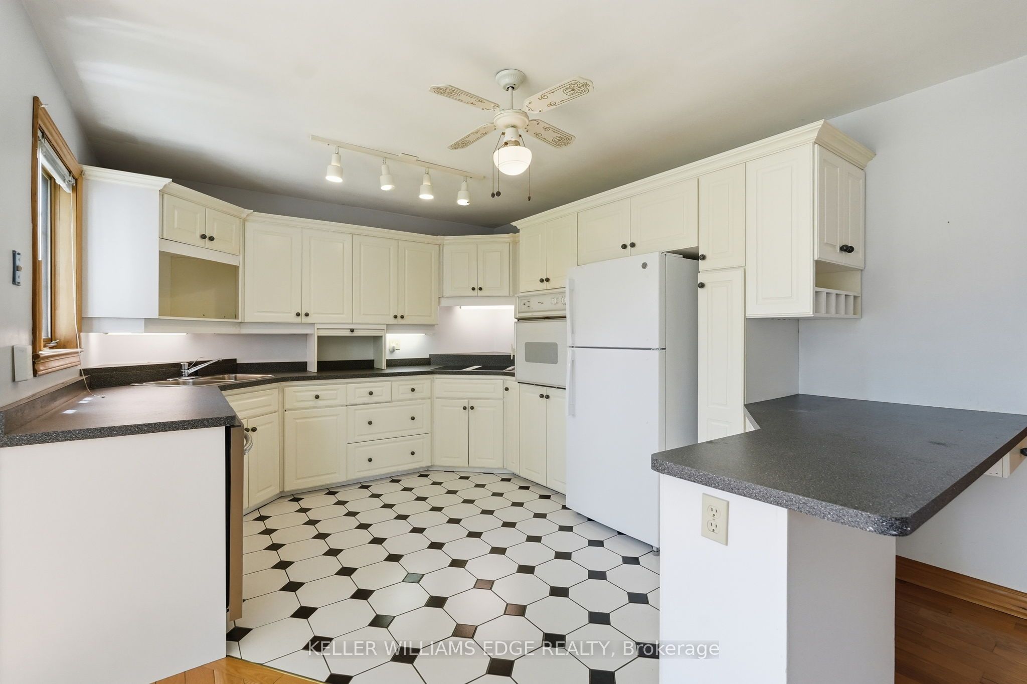 3 Ancaster Street E Property Photo 9