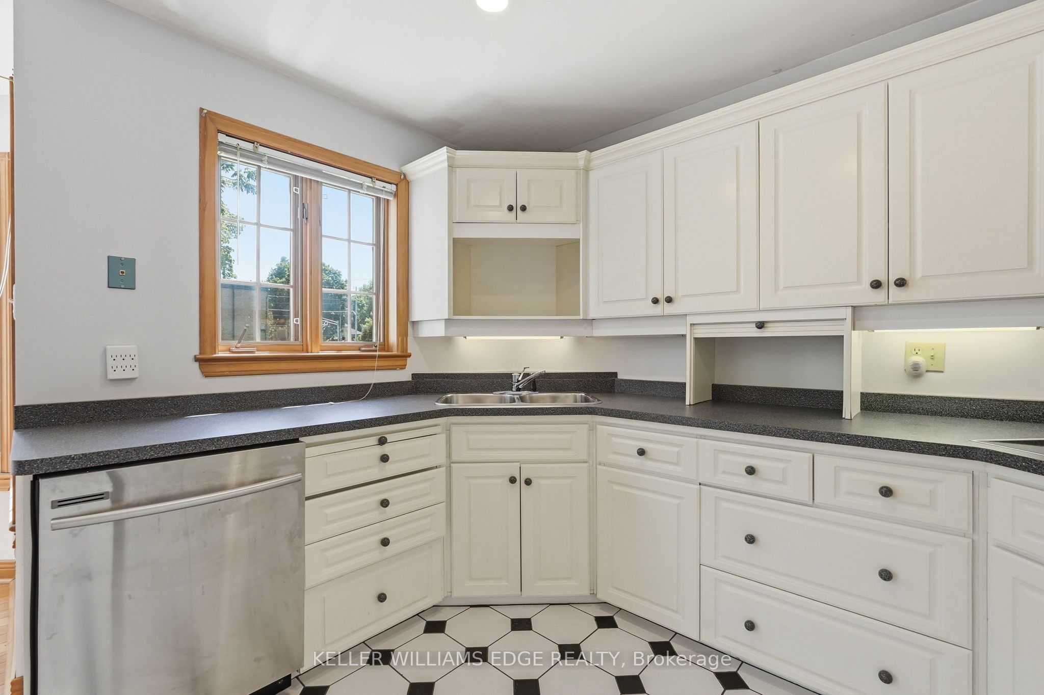 3 Ancaster Street E Property Photo 10