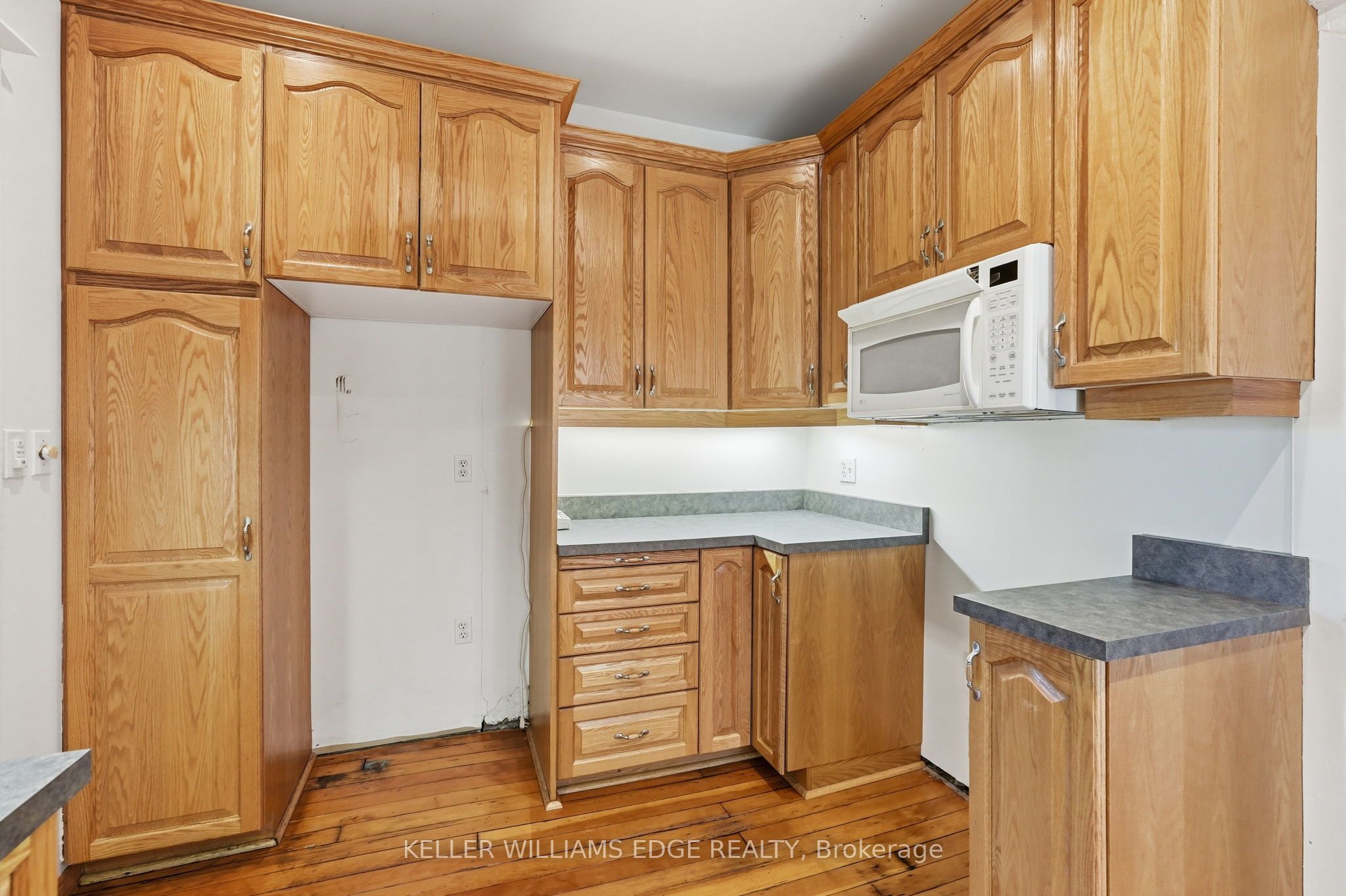3 Ancaster Street E Property Photo 13