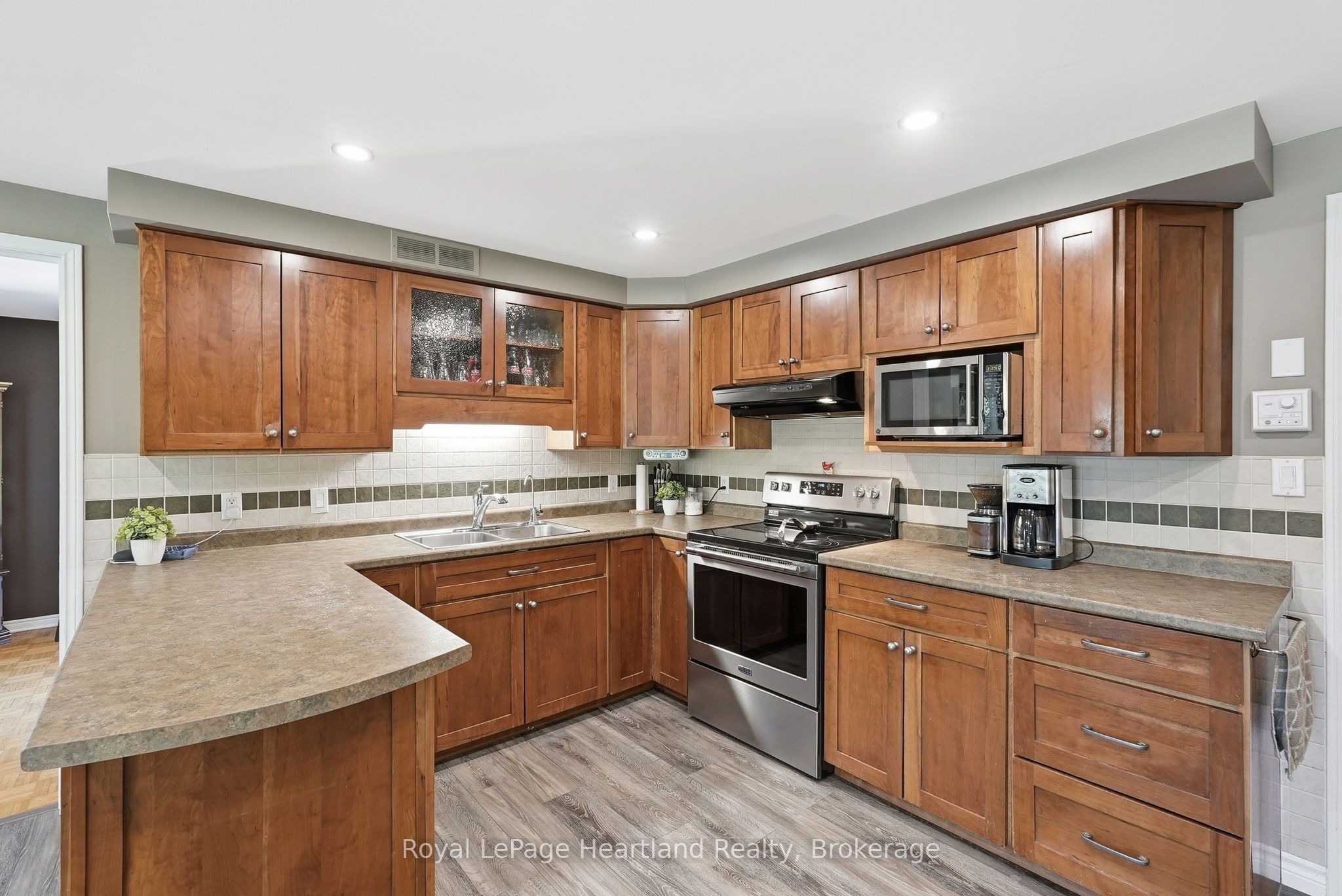 1041 Howick Street Property Photo 17