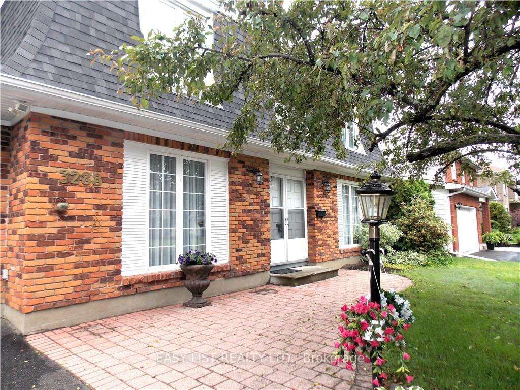 3288 Clearwater Crescent