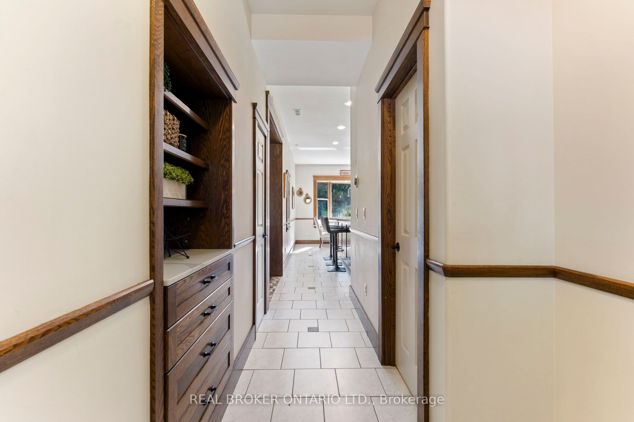 182 Governors Road E Property Photo 10
