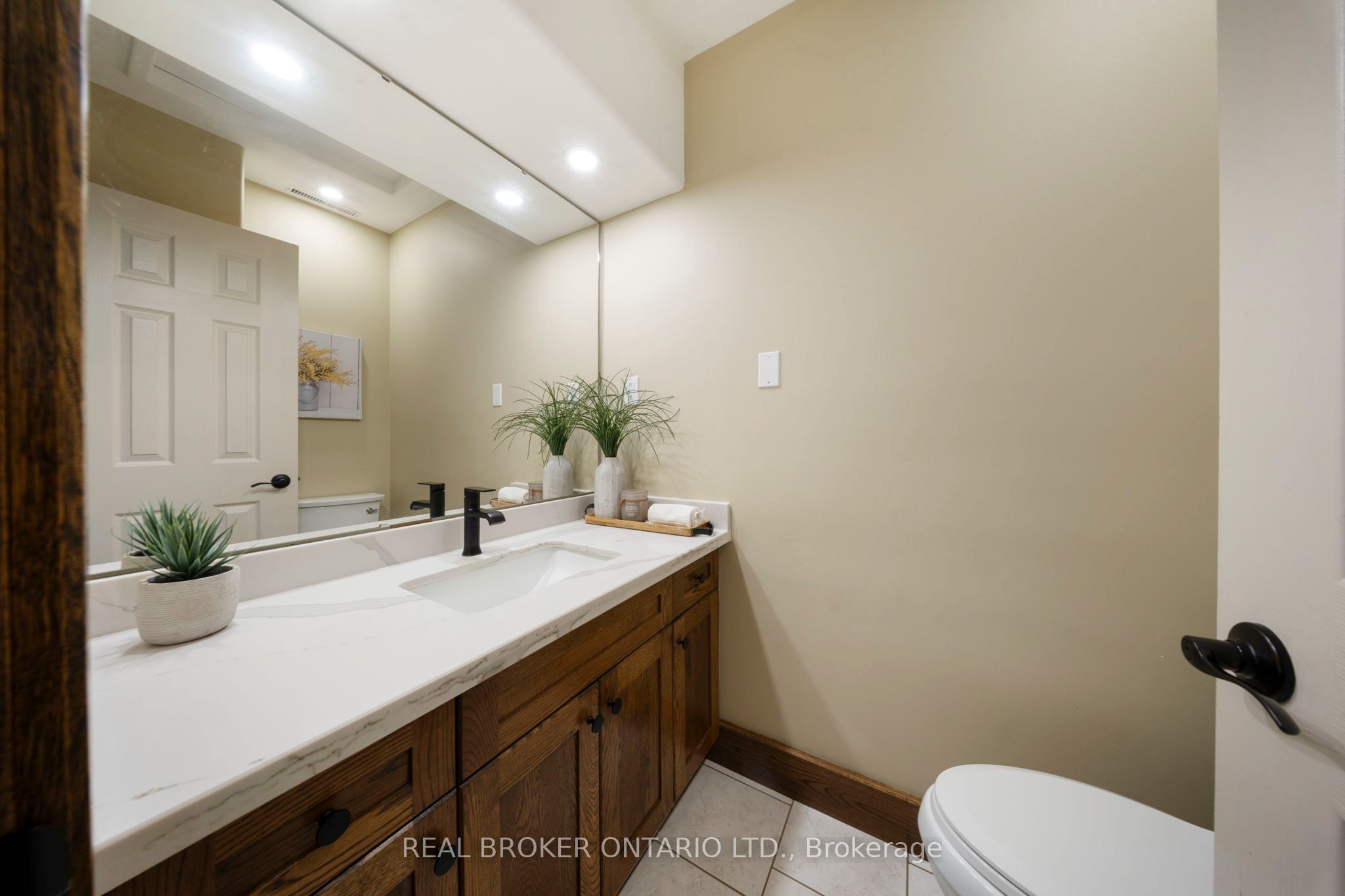 182 Governors Road E Property Photo 11
