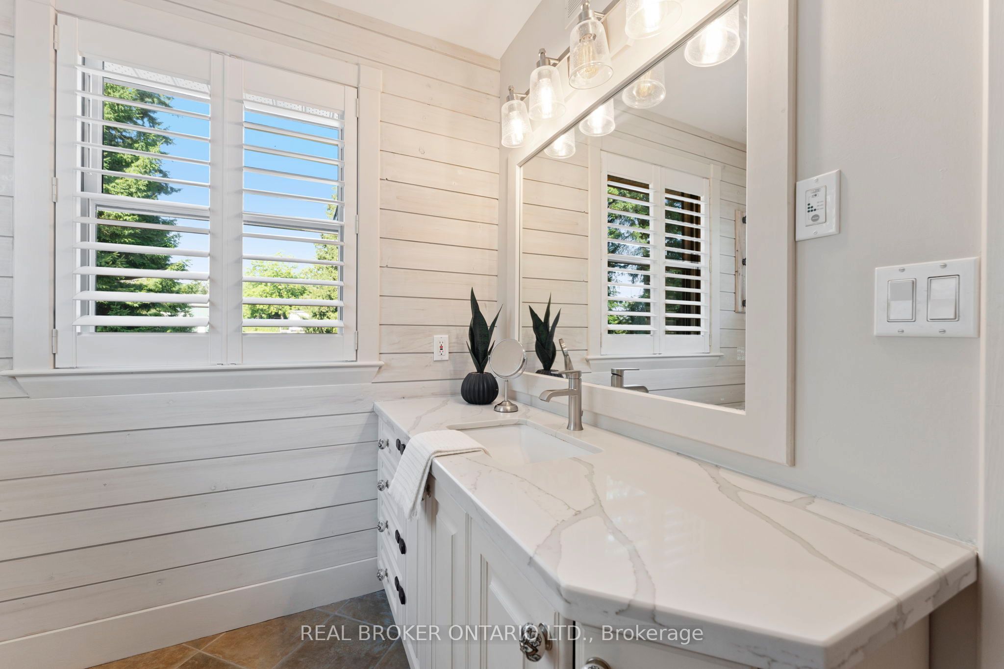 182 Governors Road E Property Photo 14
