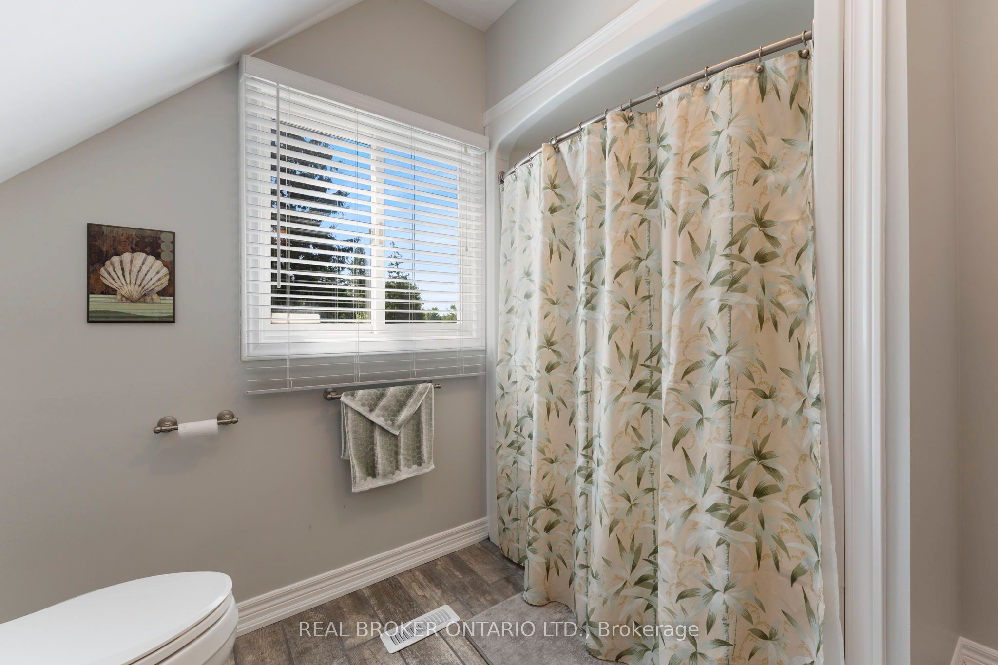 182 Governors Road E Property Photo 32