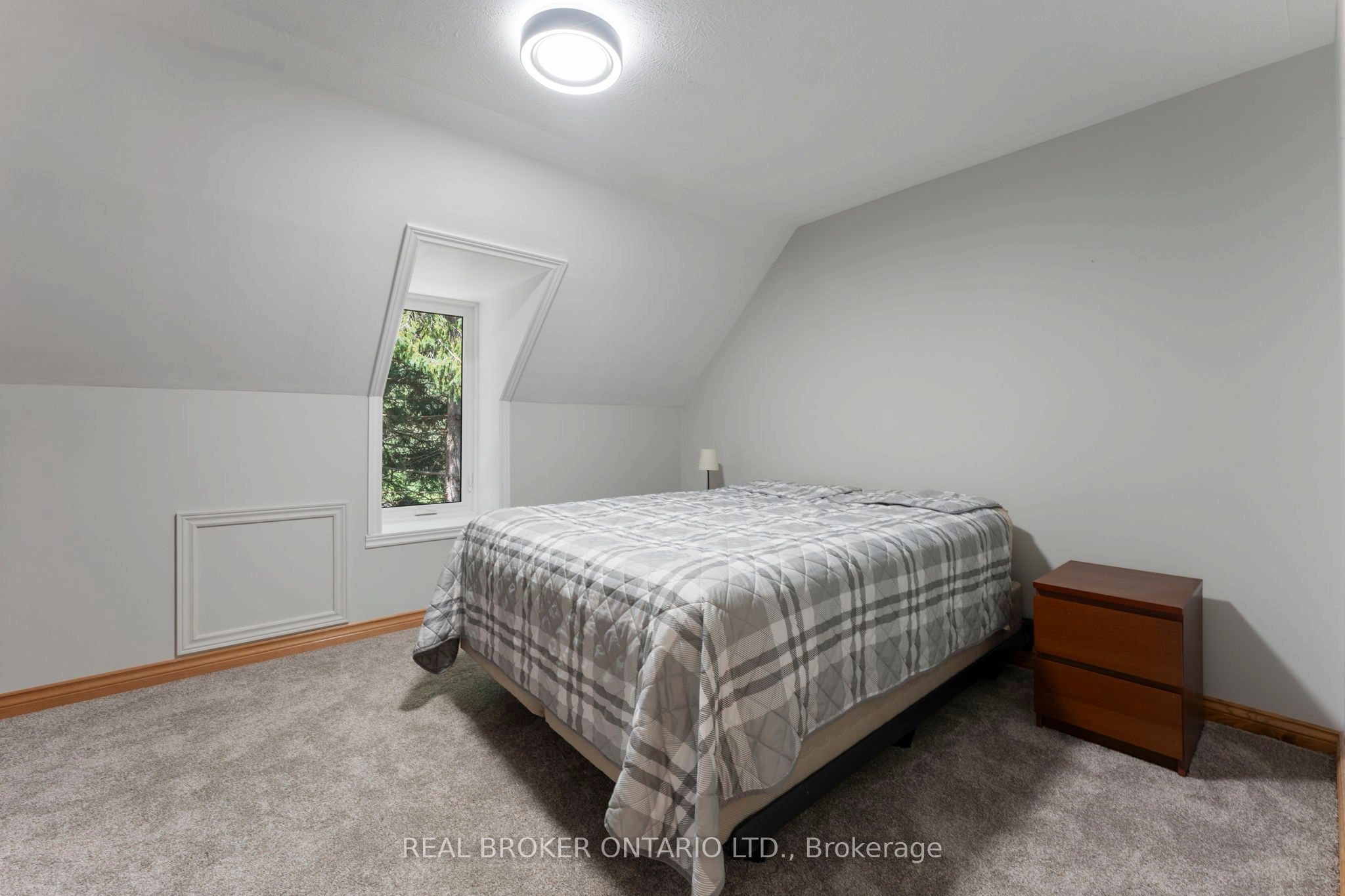 182 Governors Road E Property Photo 33