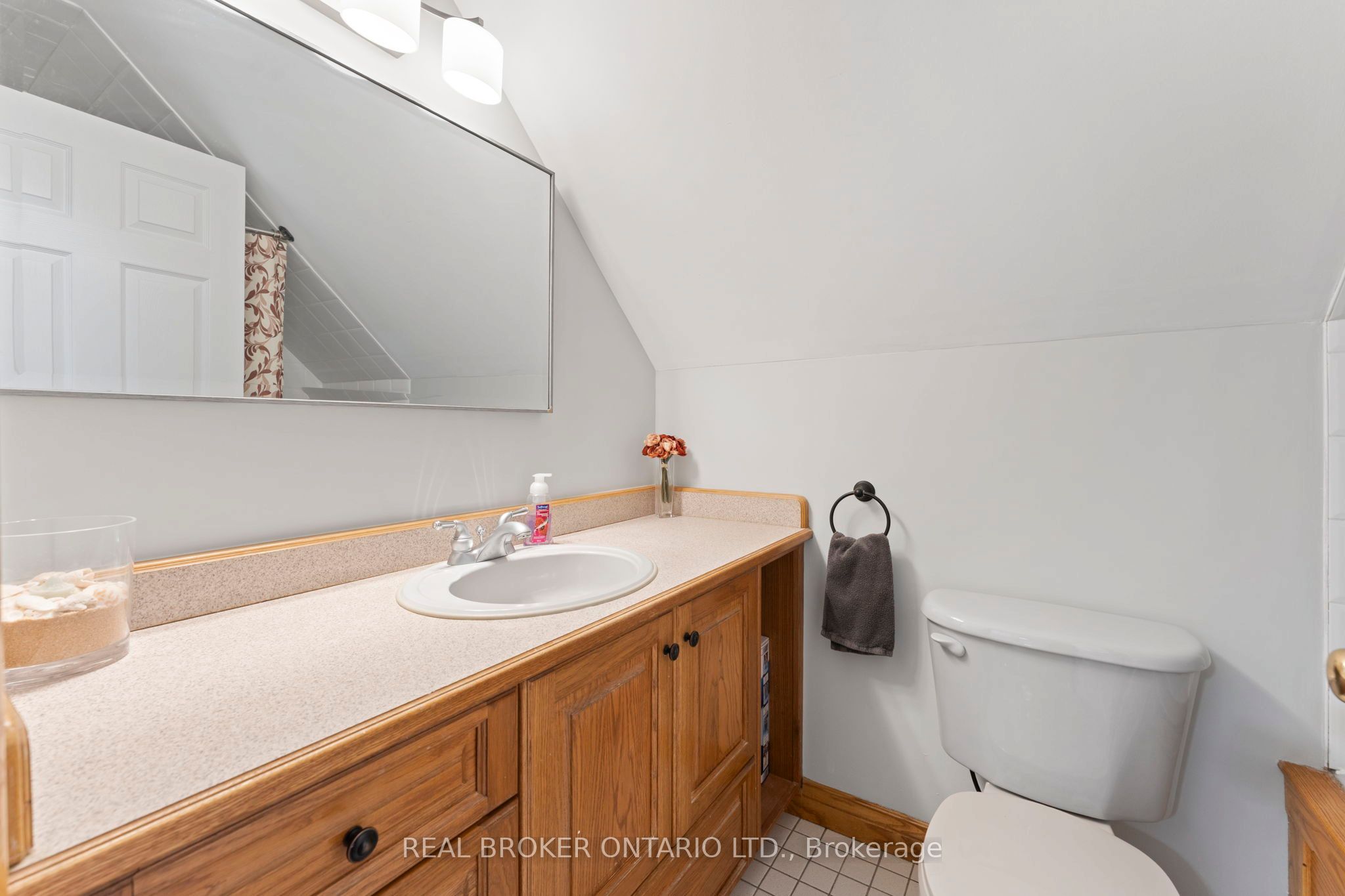 182 Governors Road E Property Photo 34