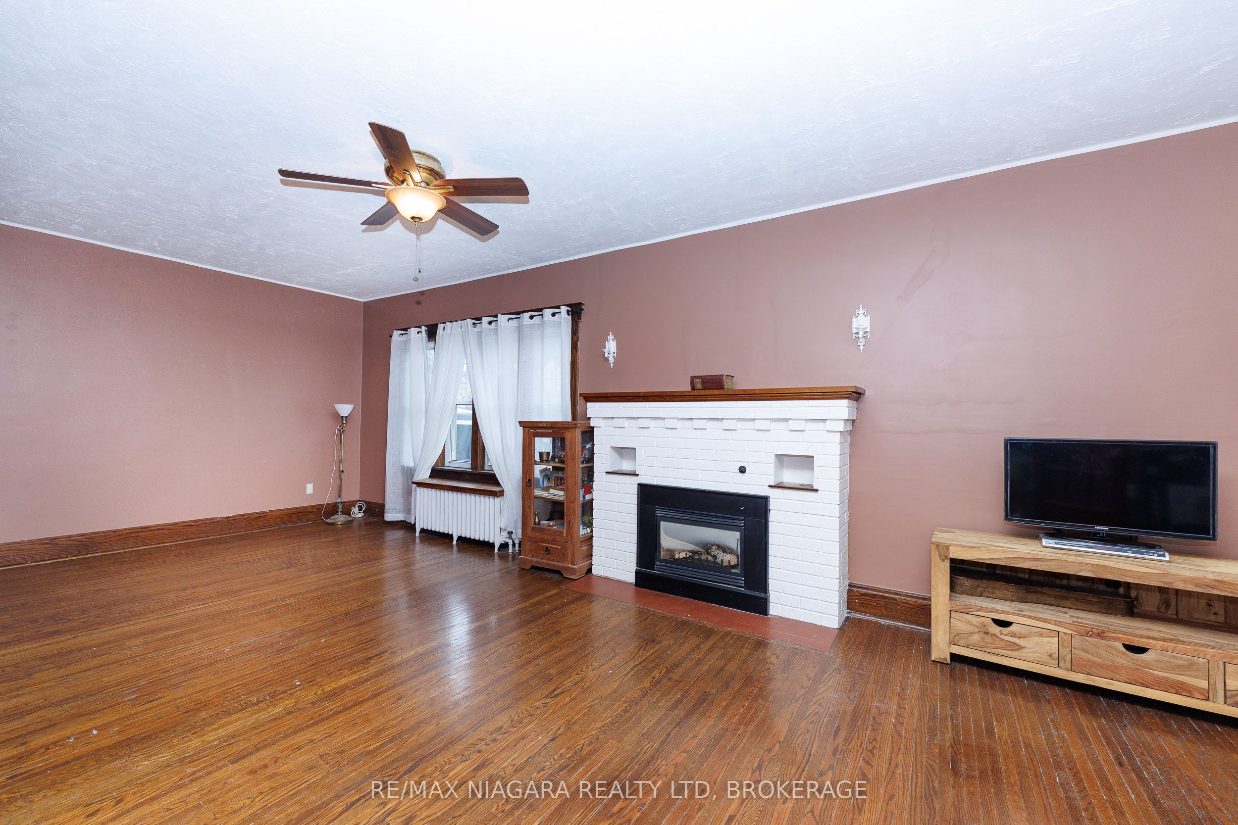 4864 Simcoe Street Property Photo 3