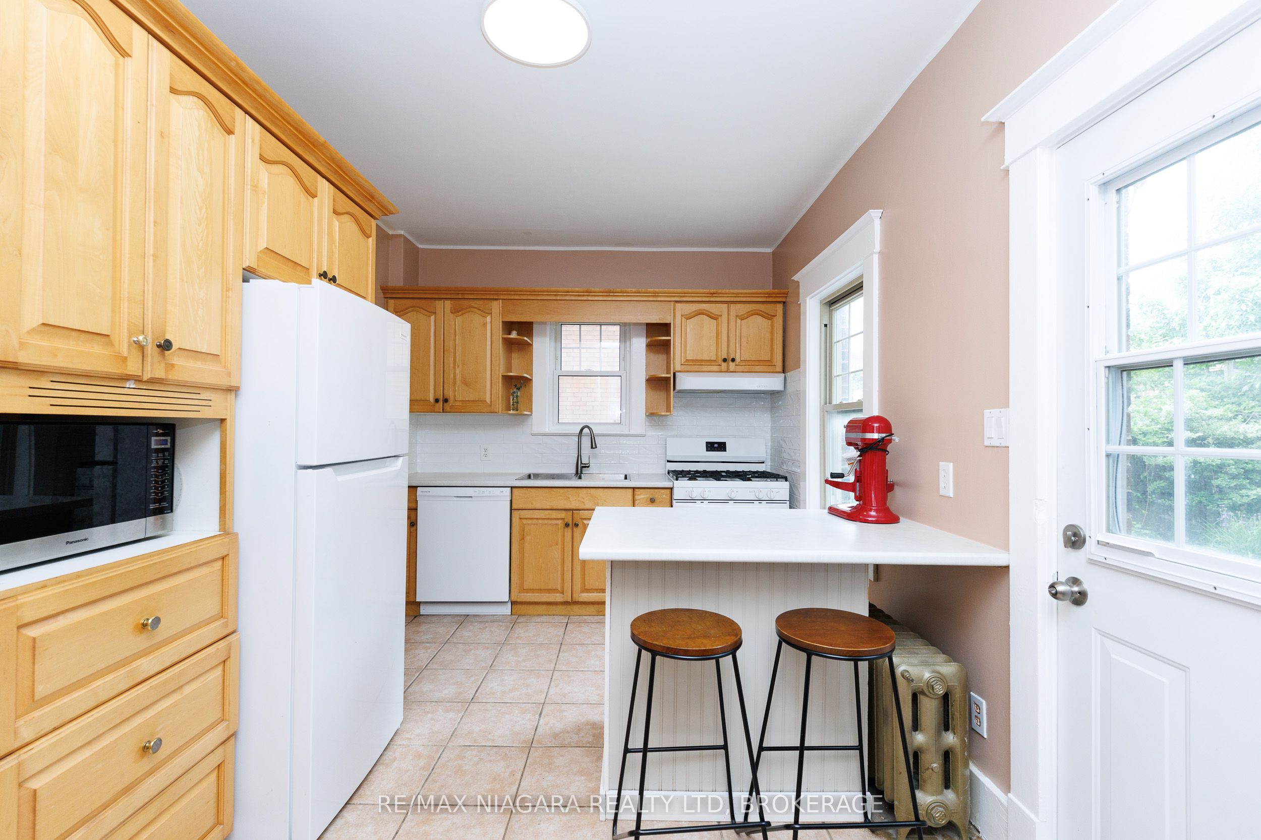 4864 Simcoe Street Property Photo 4