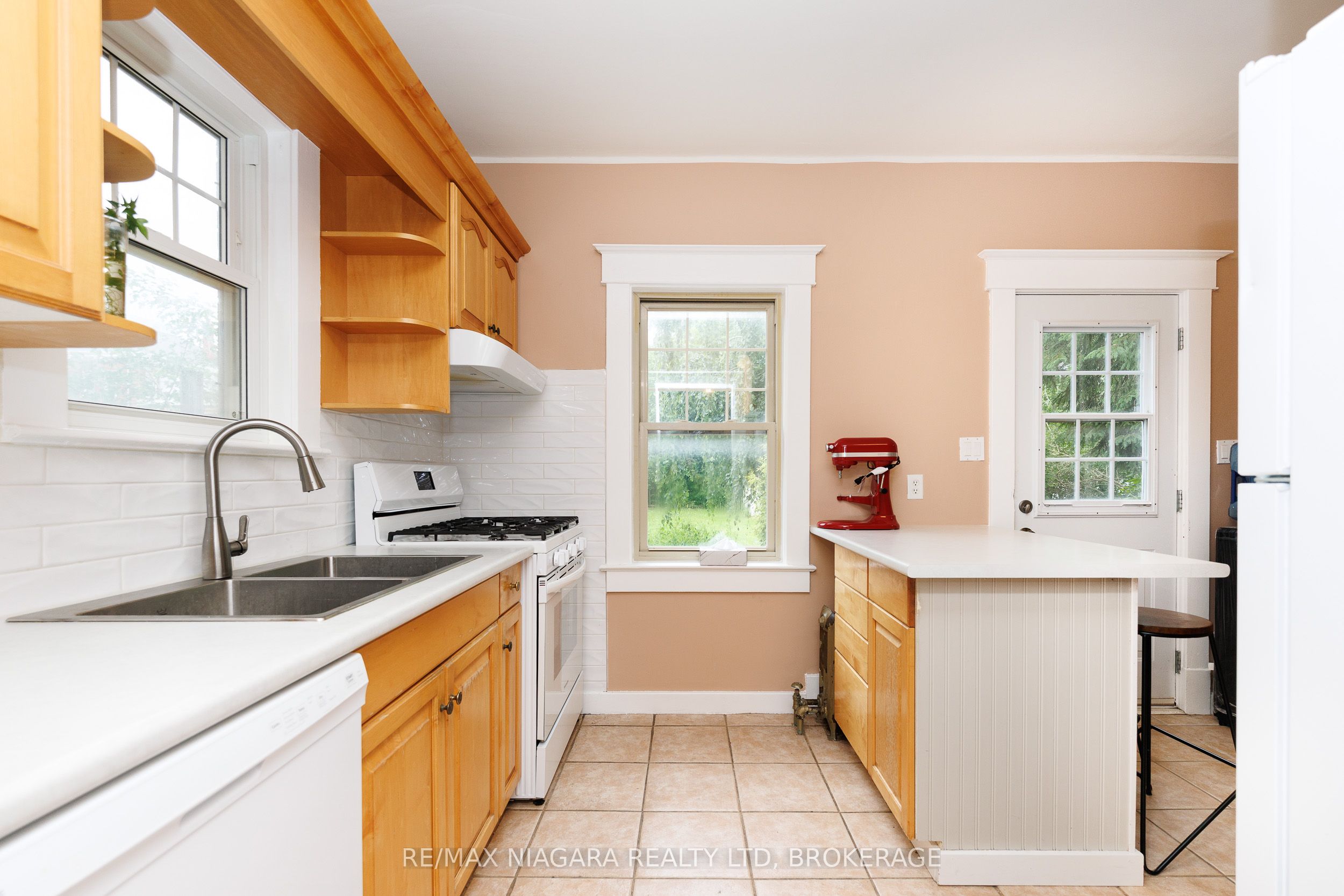 4864 Simcoe Street Property Photo 5