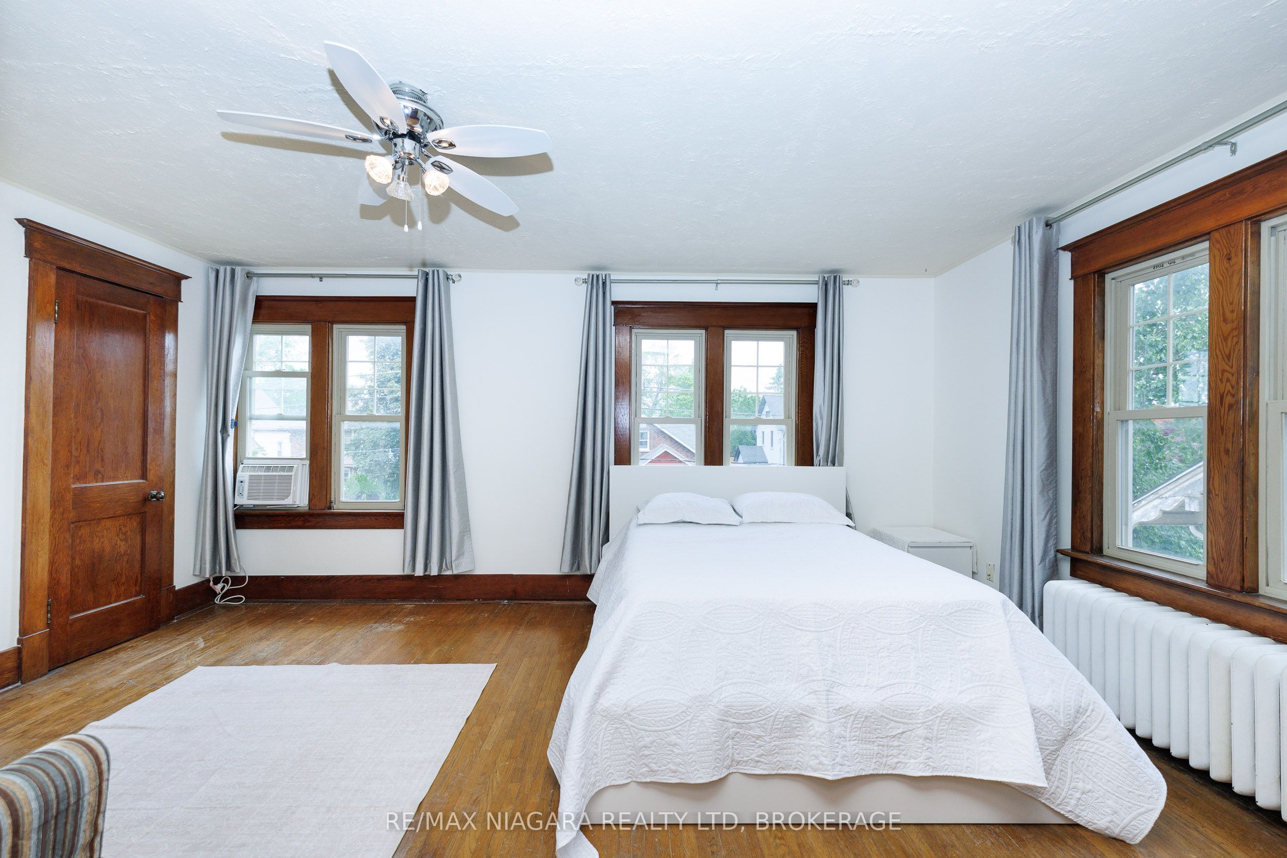 4864 Simcoe Street Property Photo 9