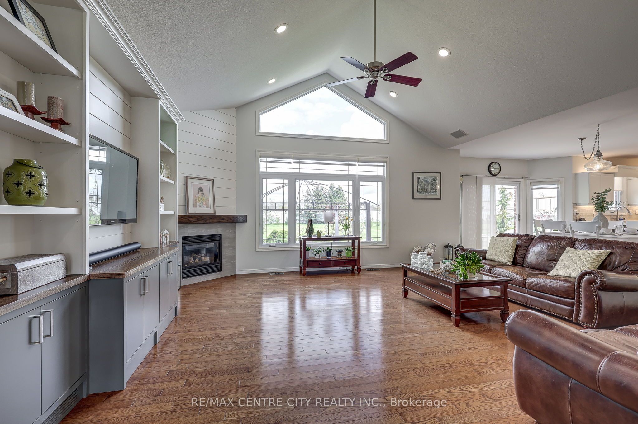 9538 Tower Road Property Photo 14